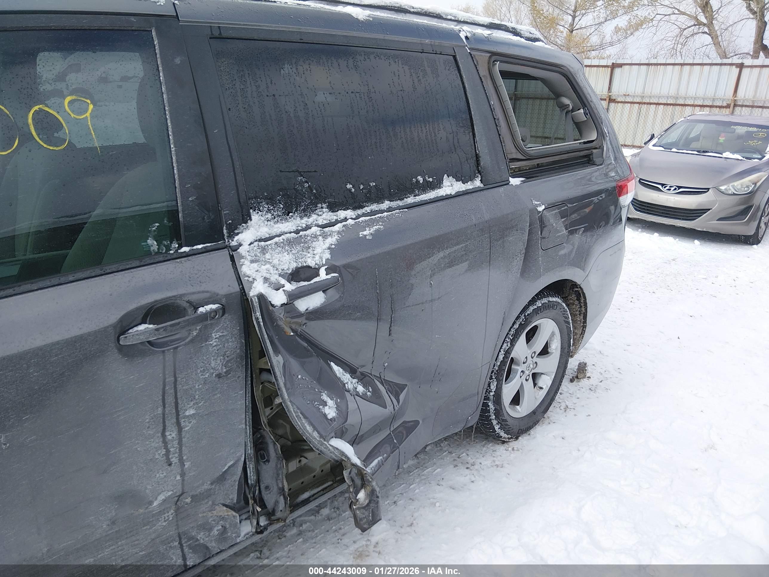 TOYOTA SIENNA image 6
