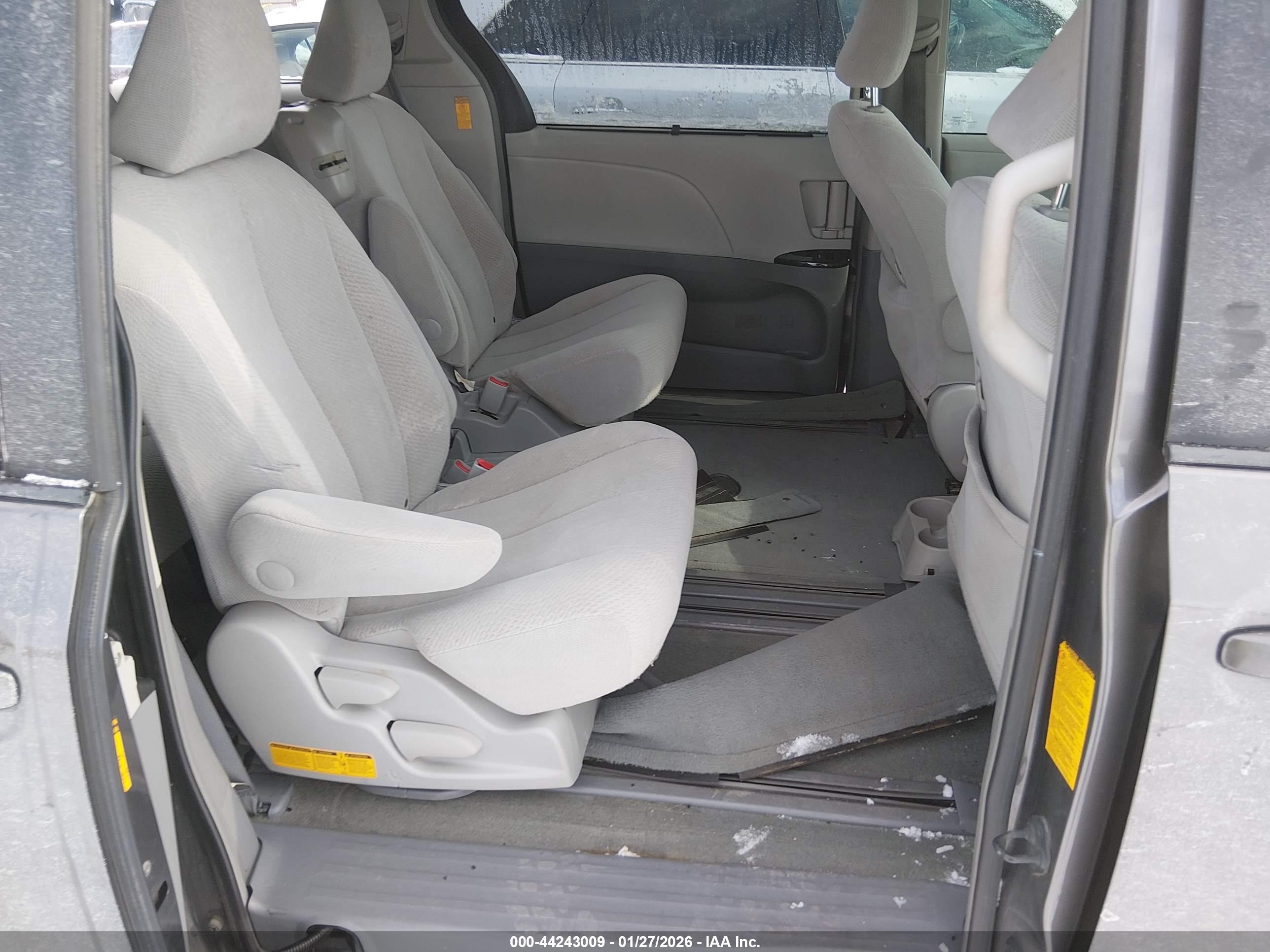TOYOTA SIENNA image 8