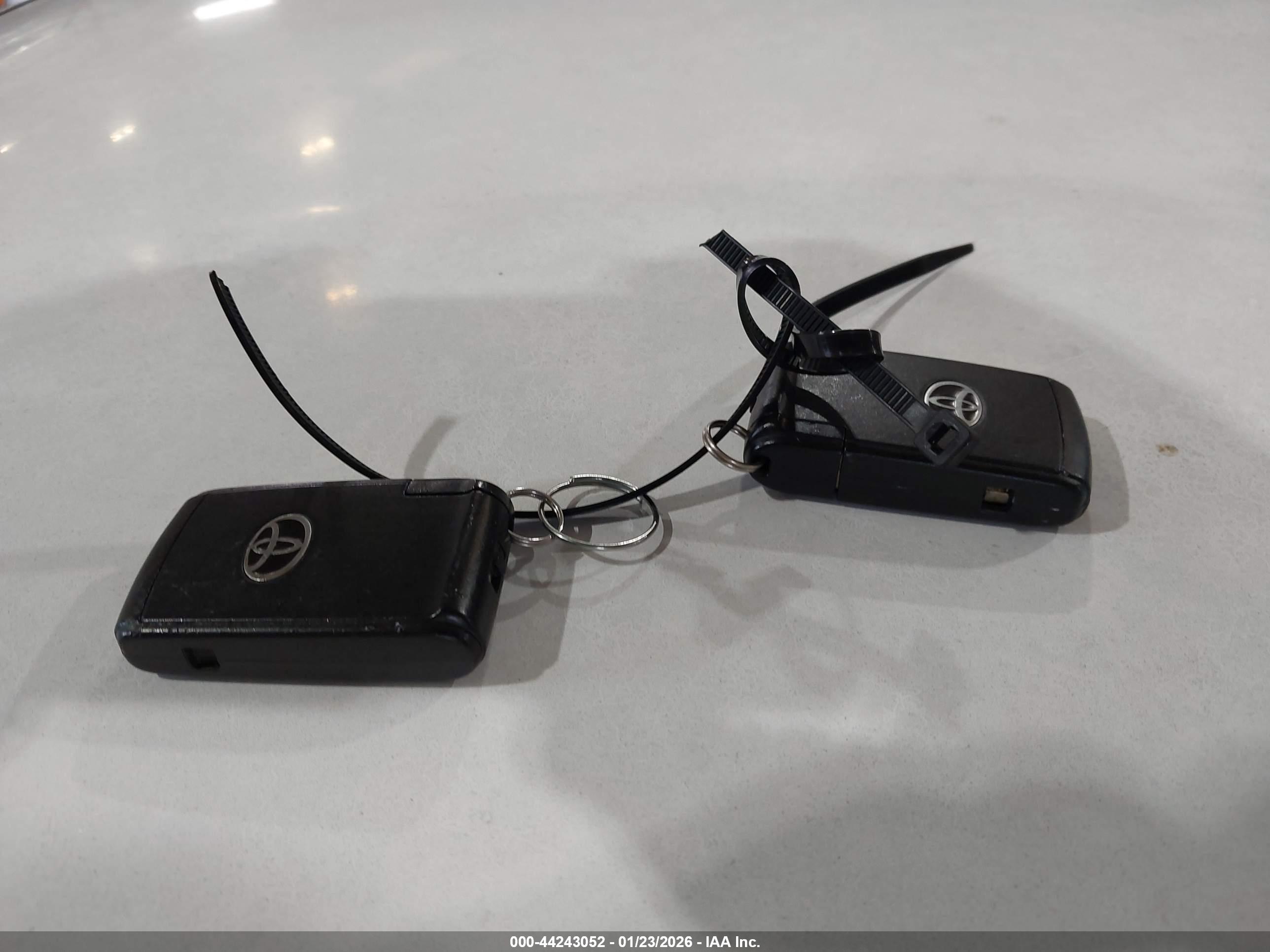 TOYOTA PRIUS image 11