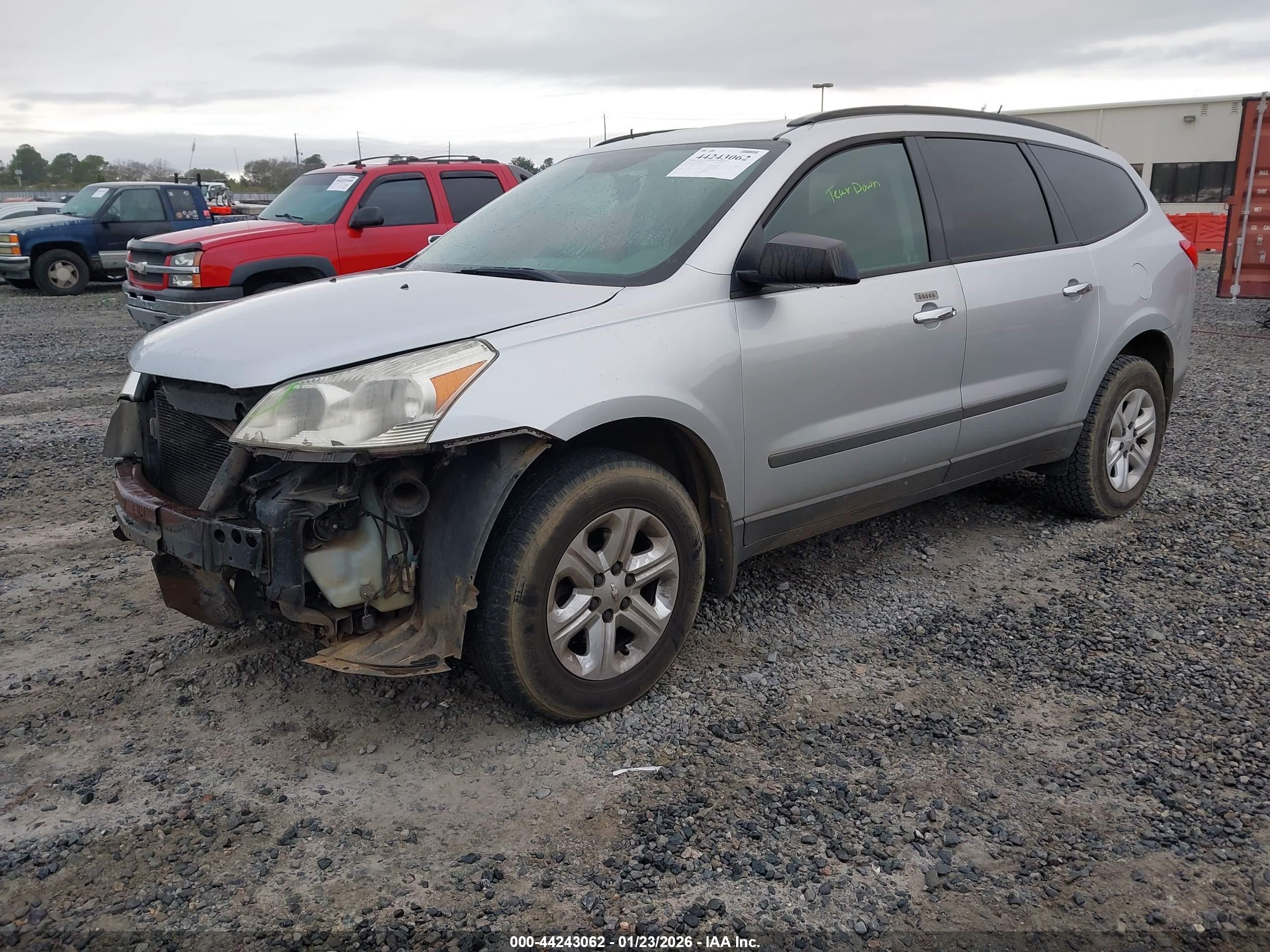 CHEVROLET TRAVERSE image 2
