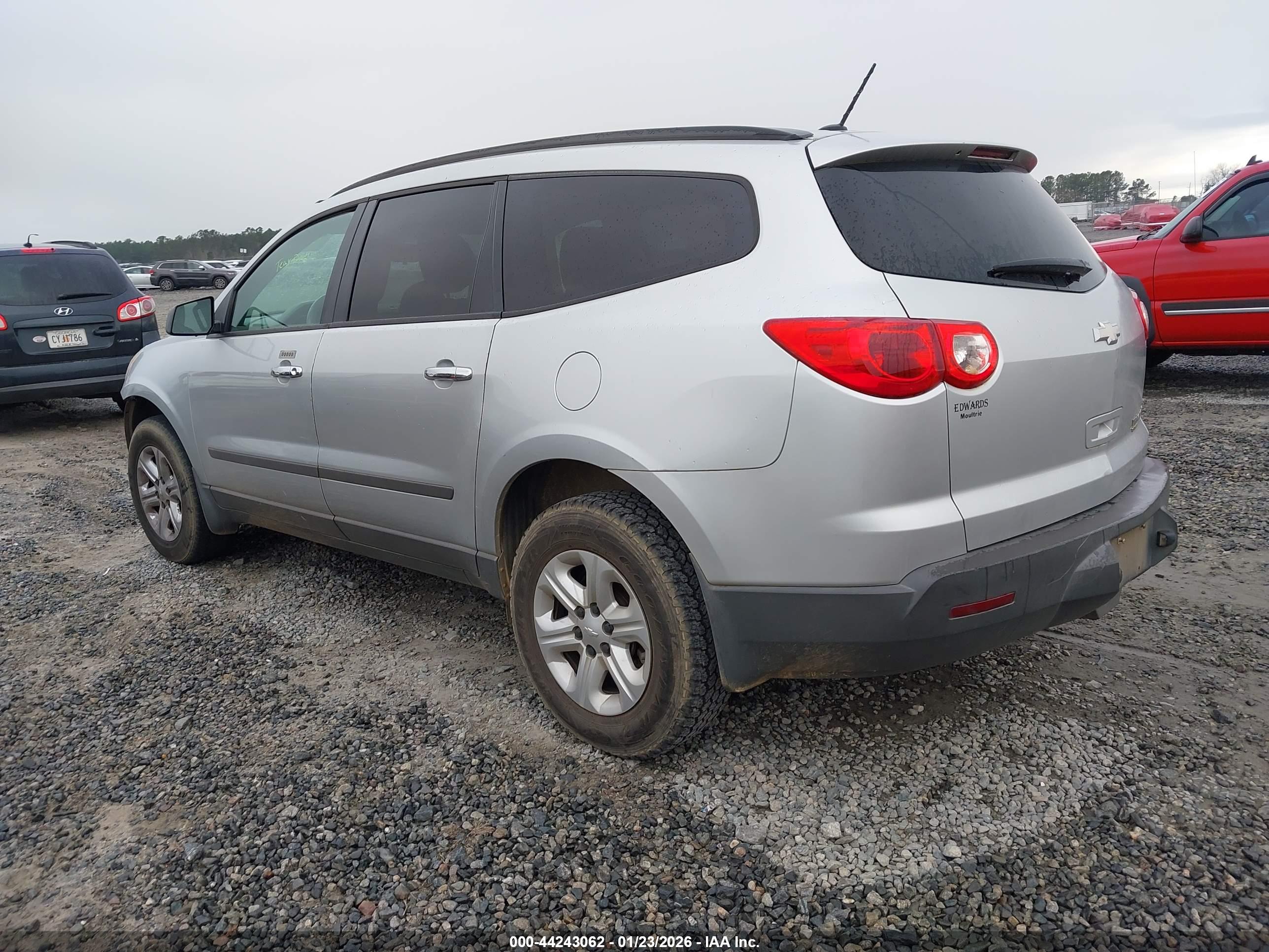 CHEVROLET TRAVERSE image 3
