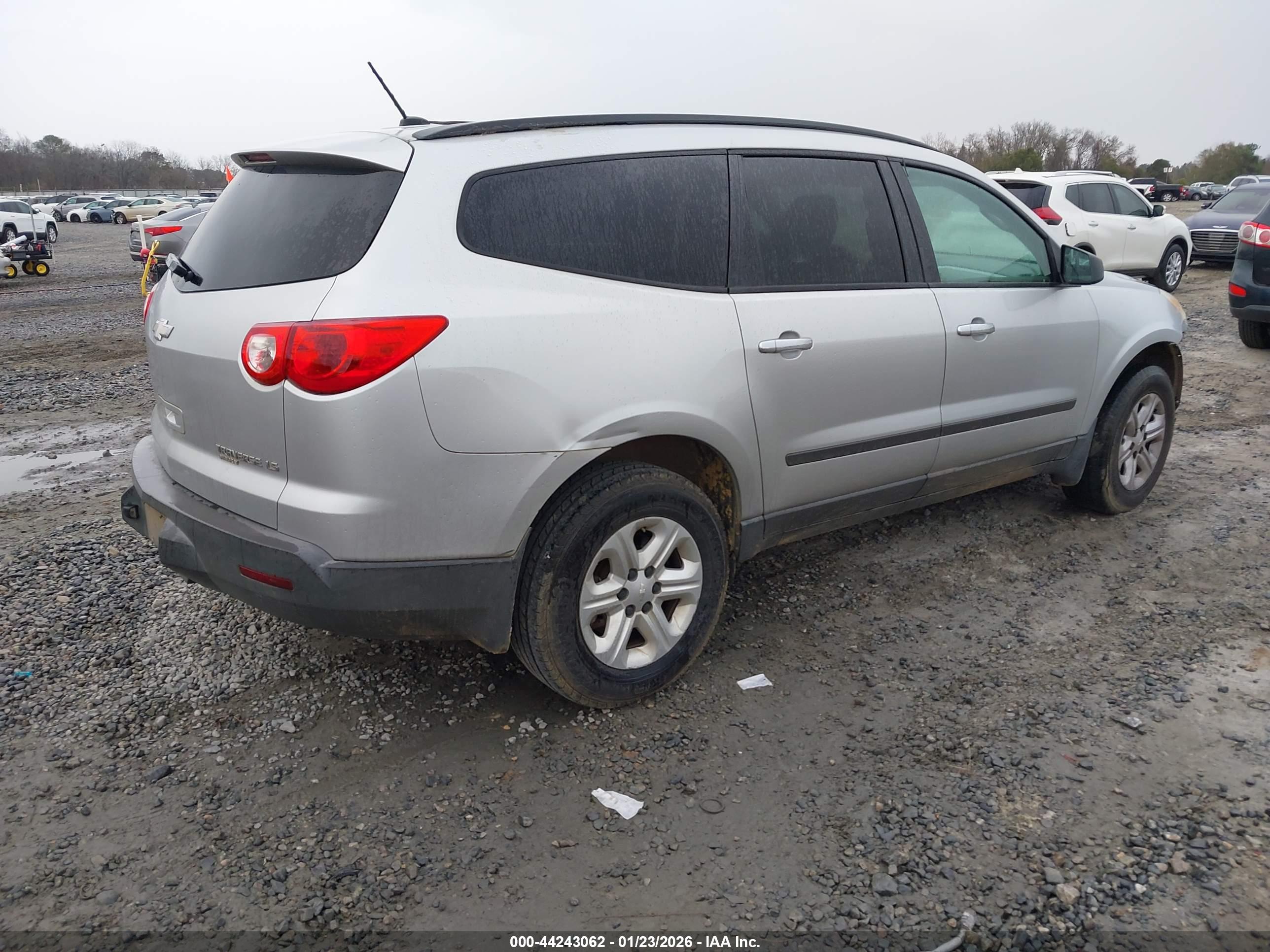 CHEVROLET TRAVERSE image 4