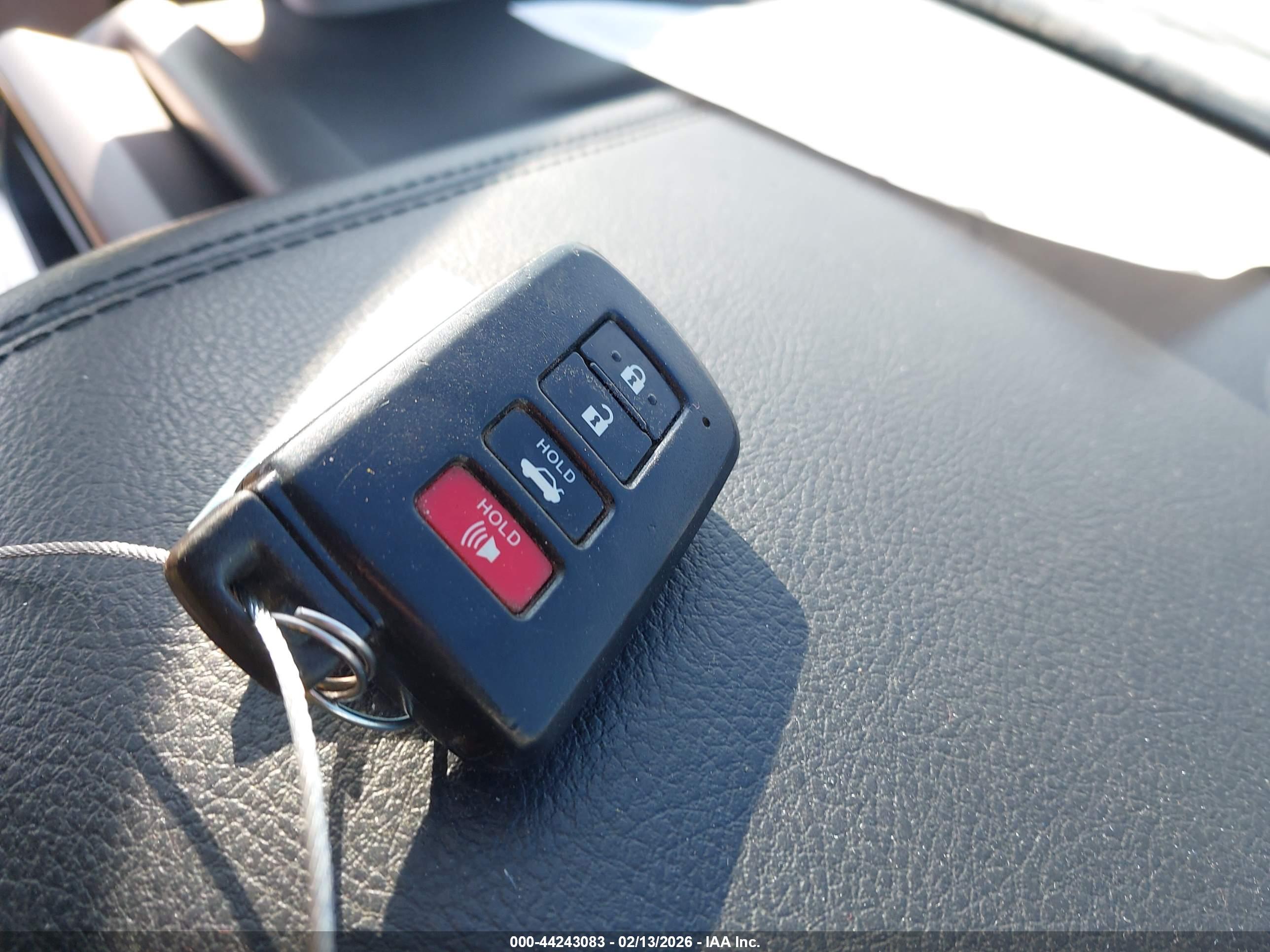 TOYOTA AVALON image 11