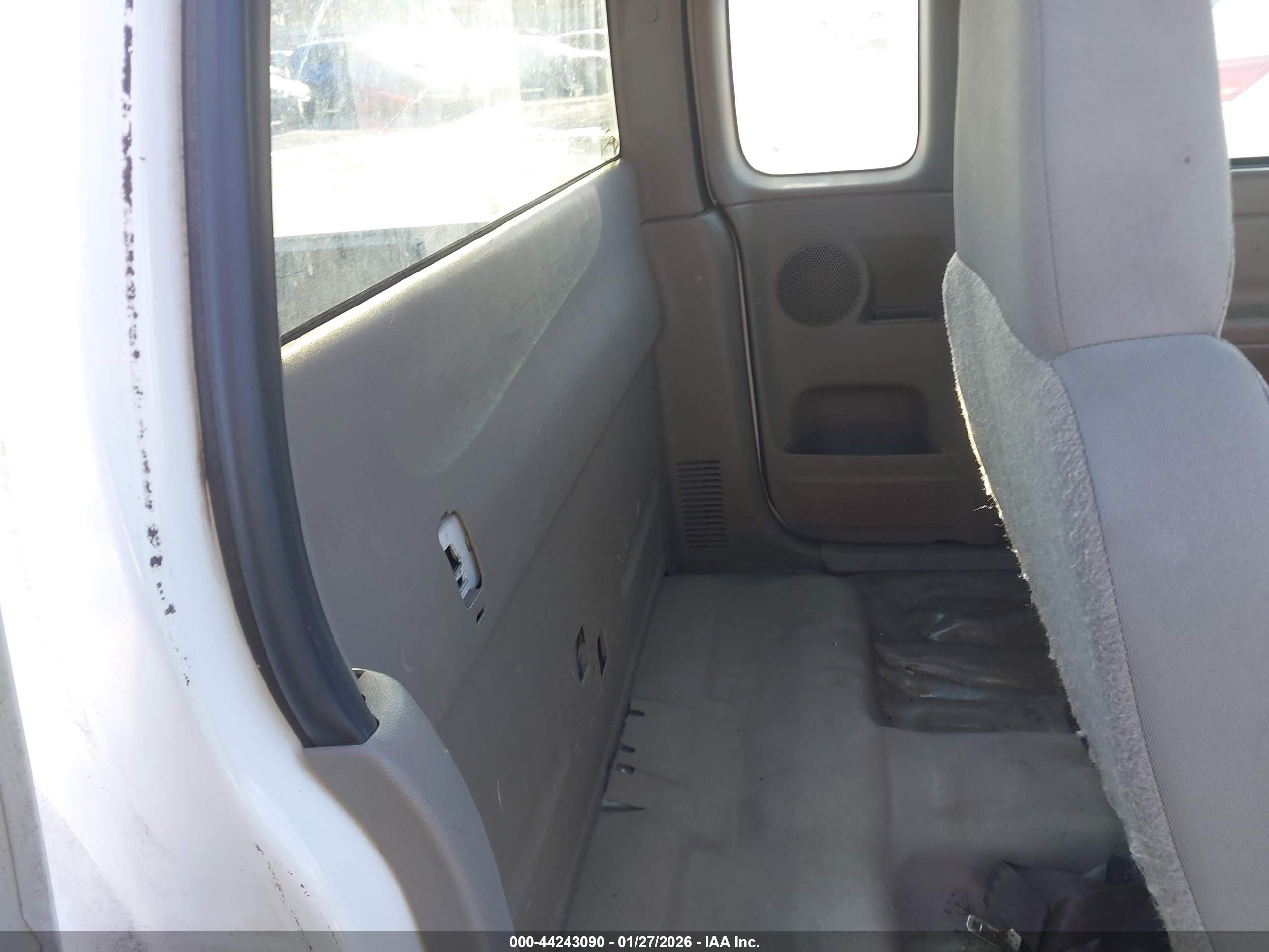 CHEVROLET COLORADO image 8