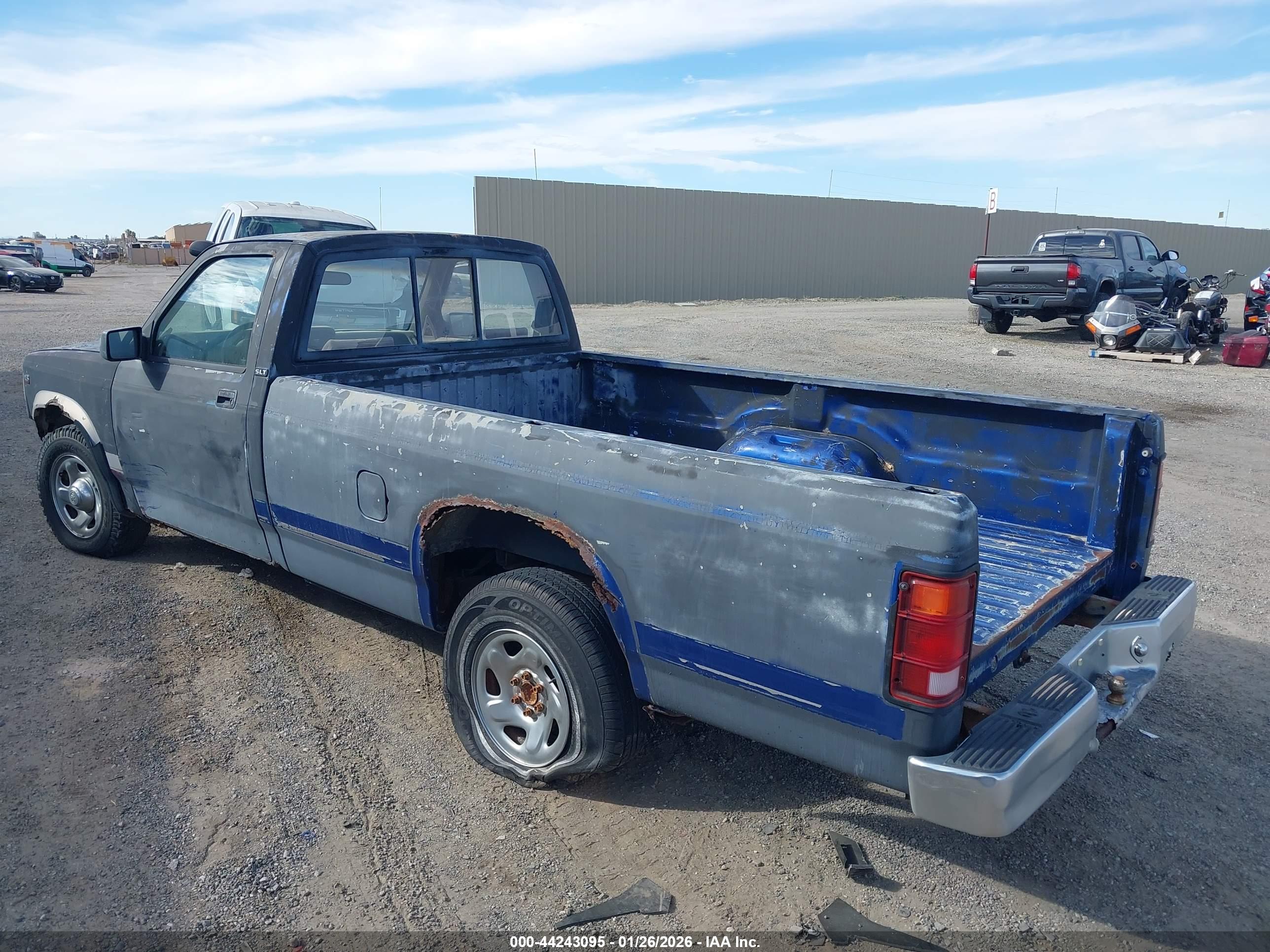 DODGE DAKOTA image 3