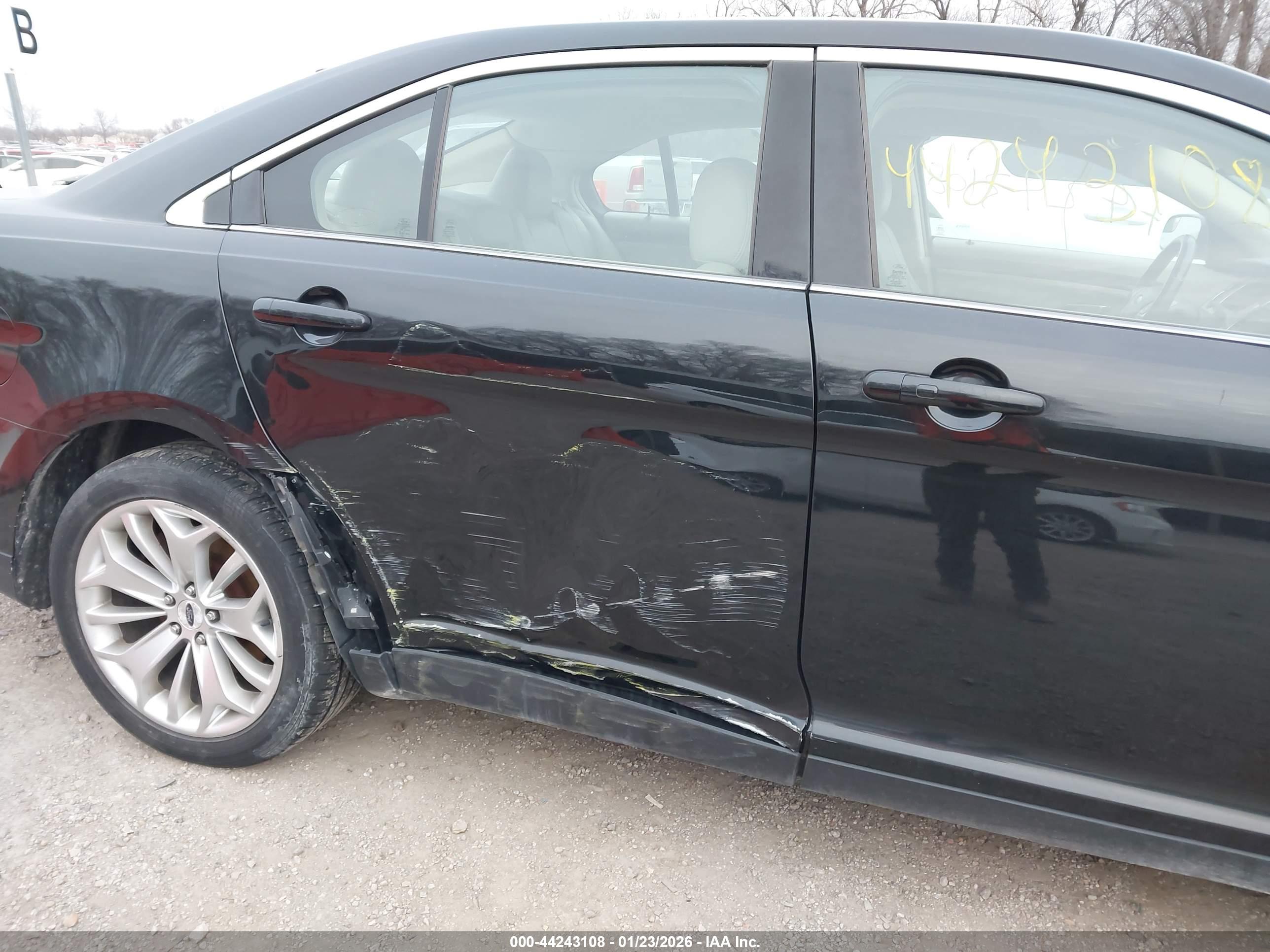 FORD TAURUS image 6