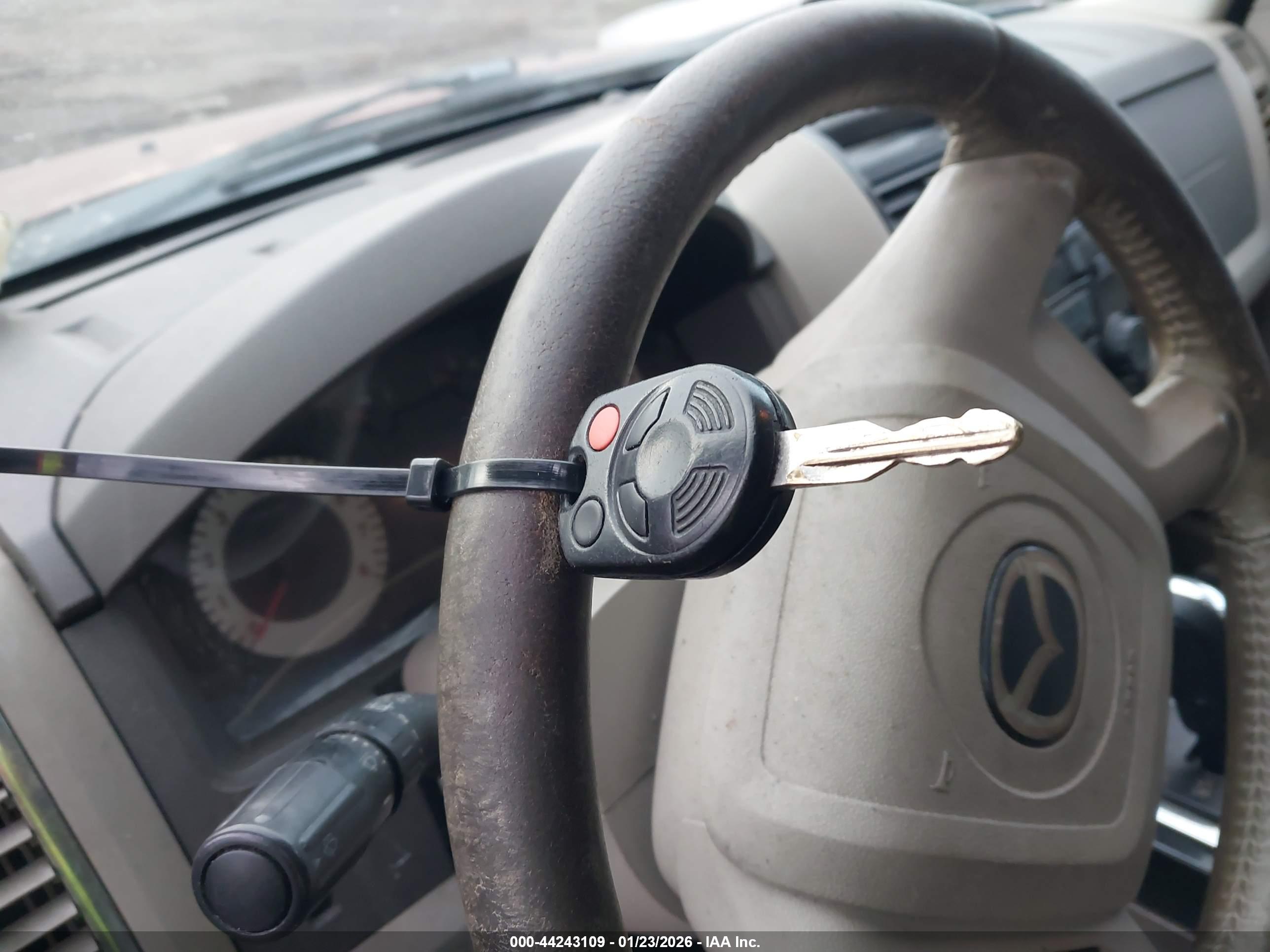 MAZDA TRIBUTE image 11