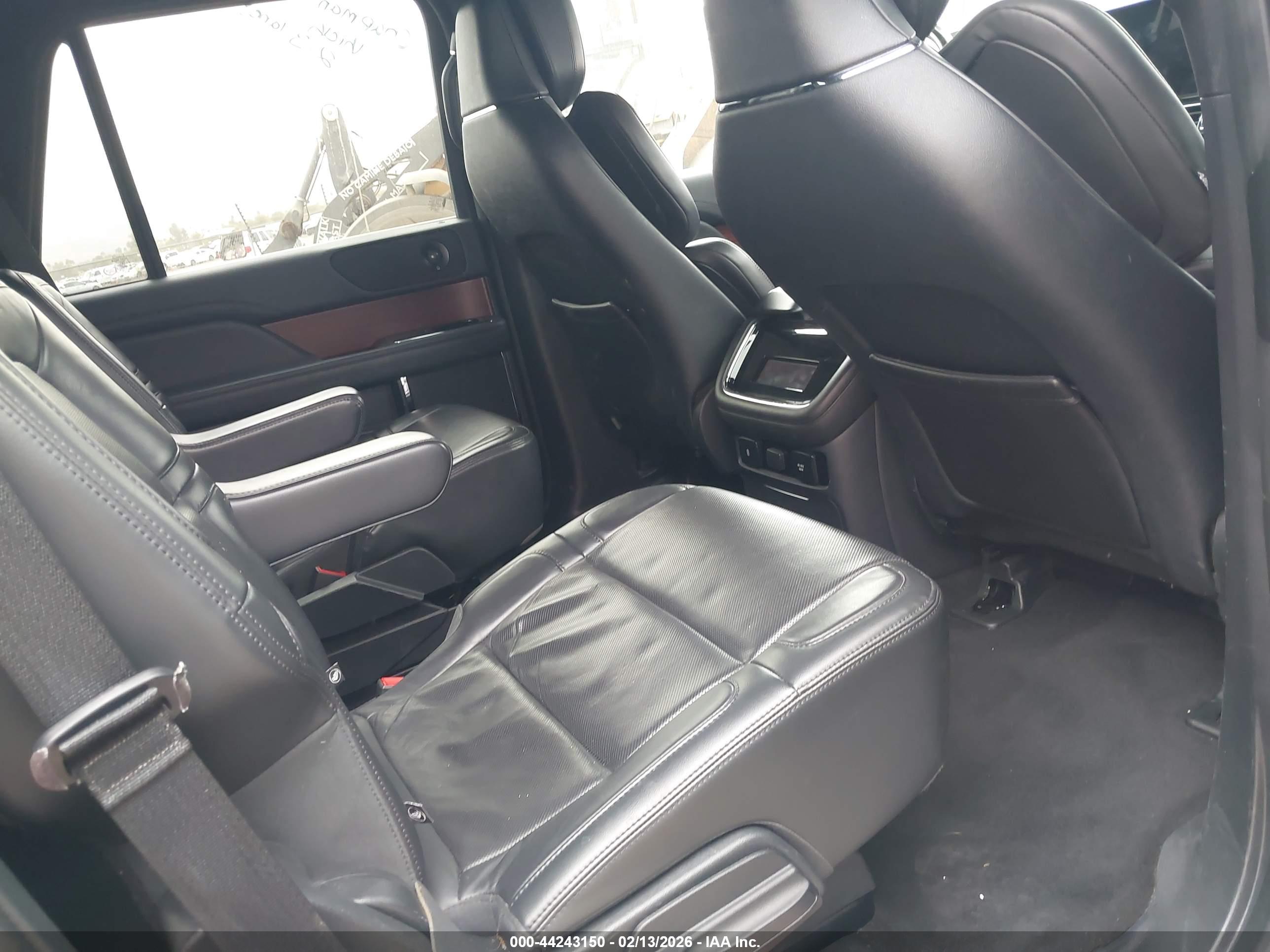 LINCOLN NAVIGATOR image 8