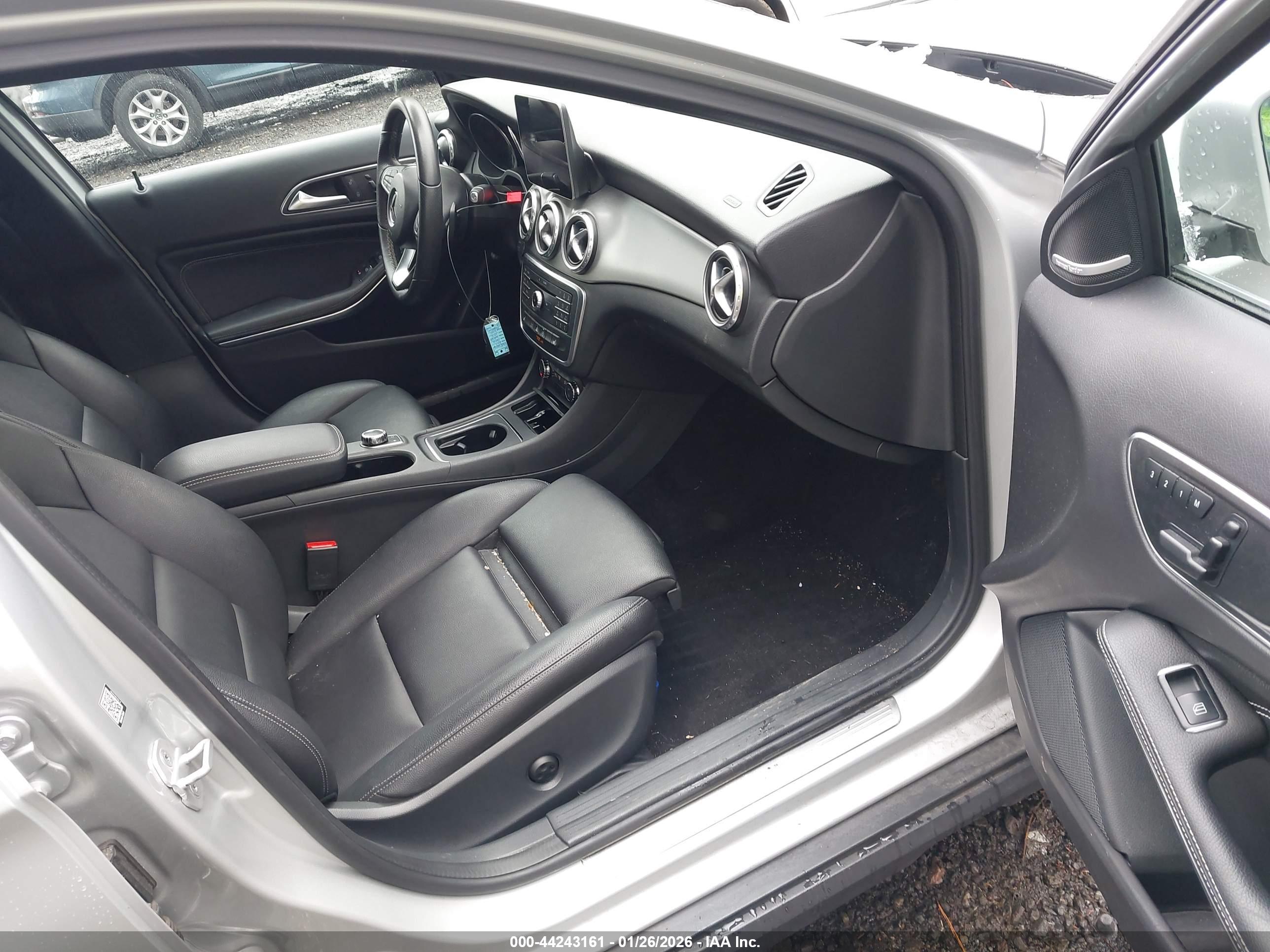 MERCEDES-BENZ GLA image 5