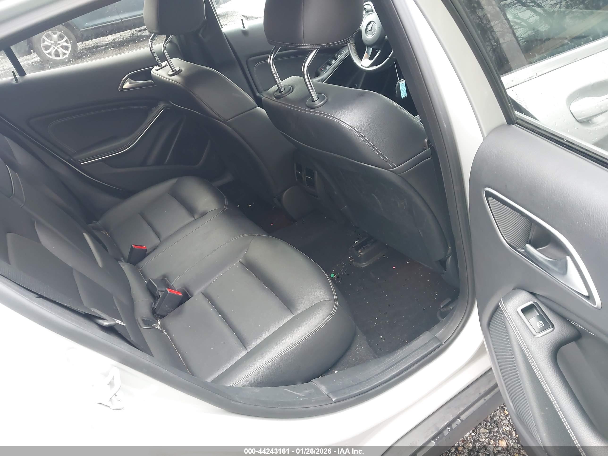 MERCEDES-BENZ GLA image 8