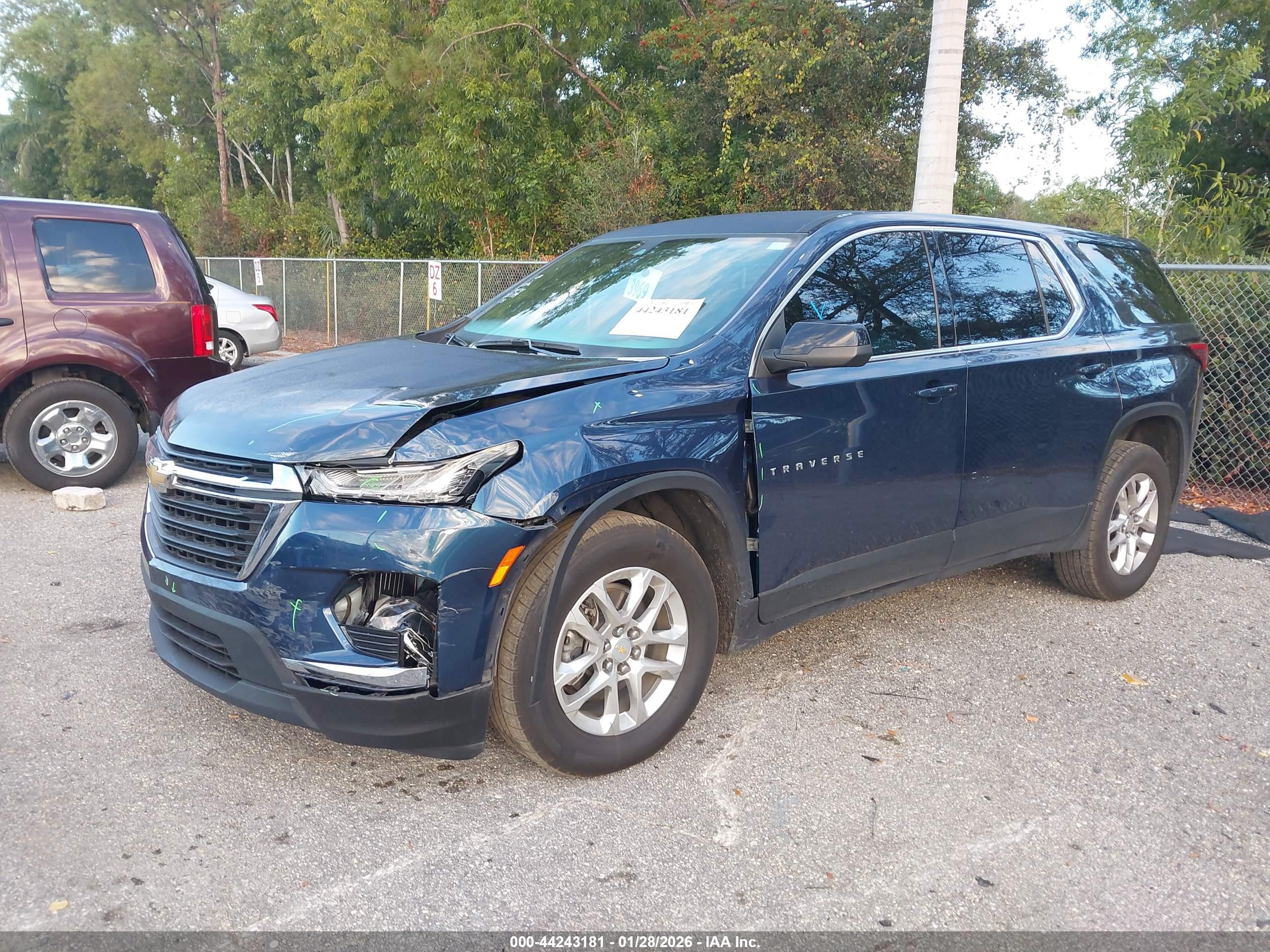 CHEVROLET TRAVERSE image 2