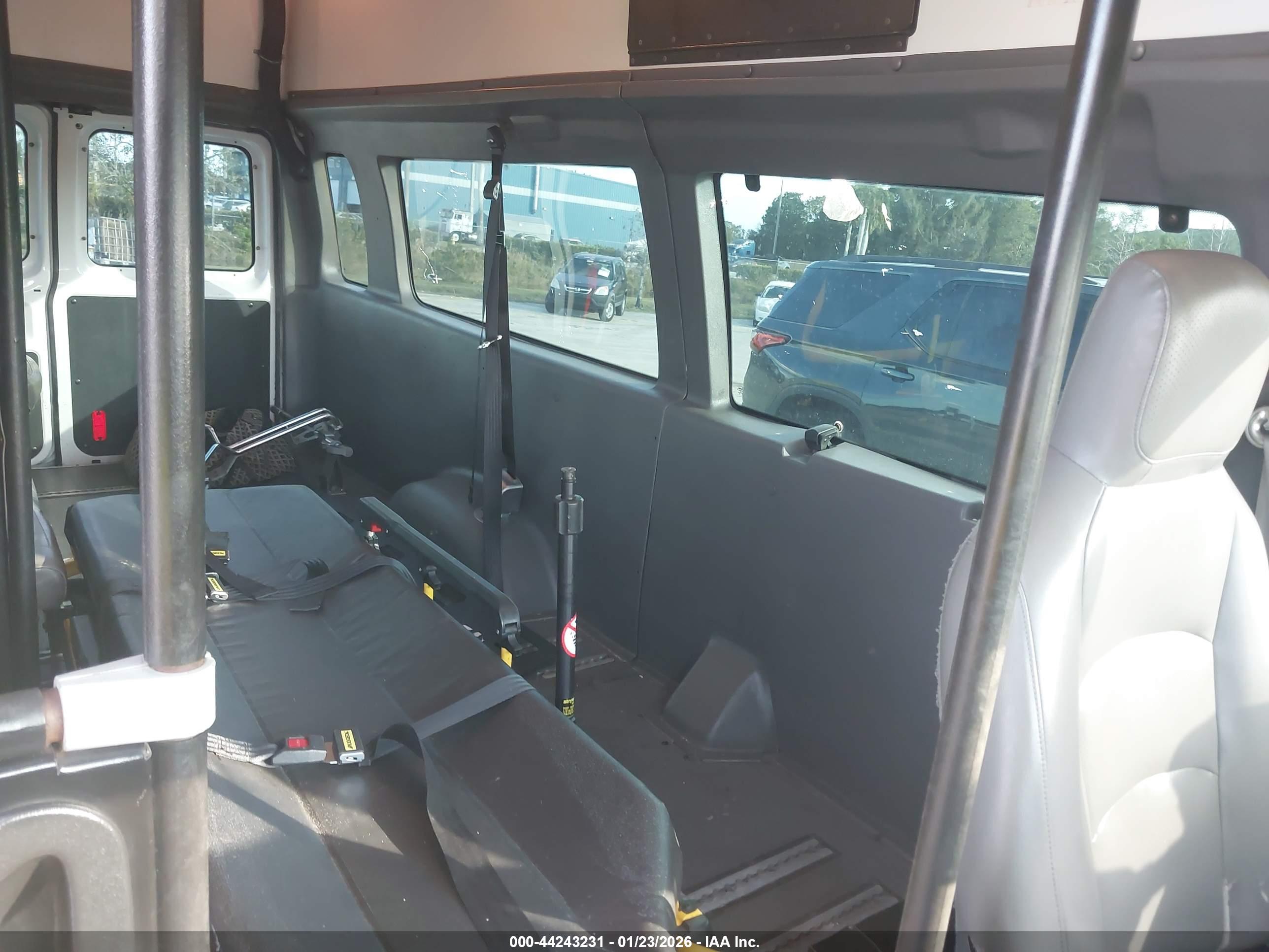 FORD E-350 image 8