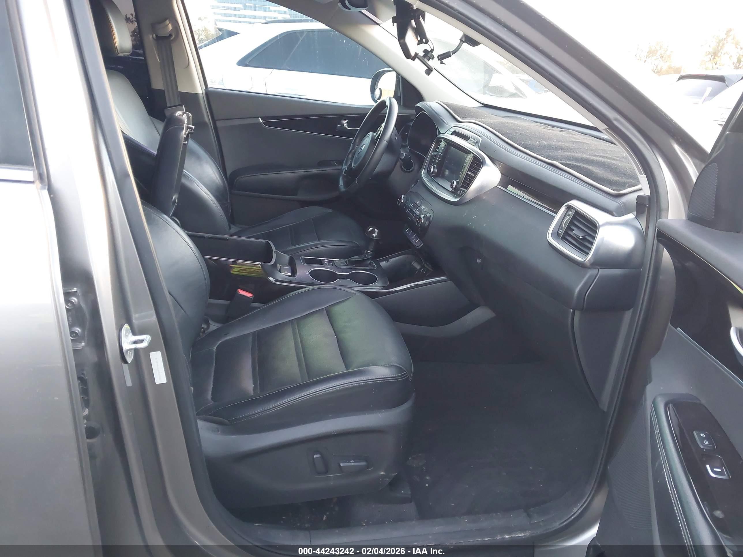 KIA SORENTO image 5