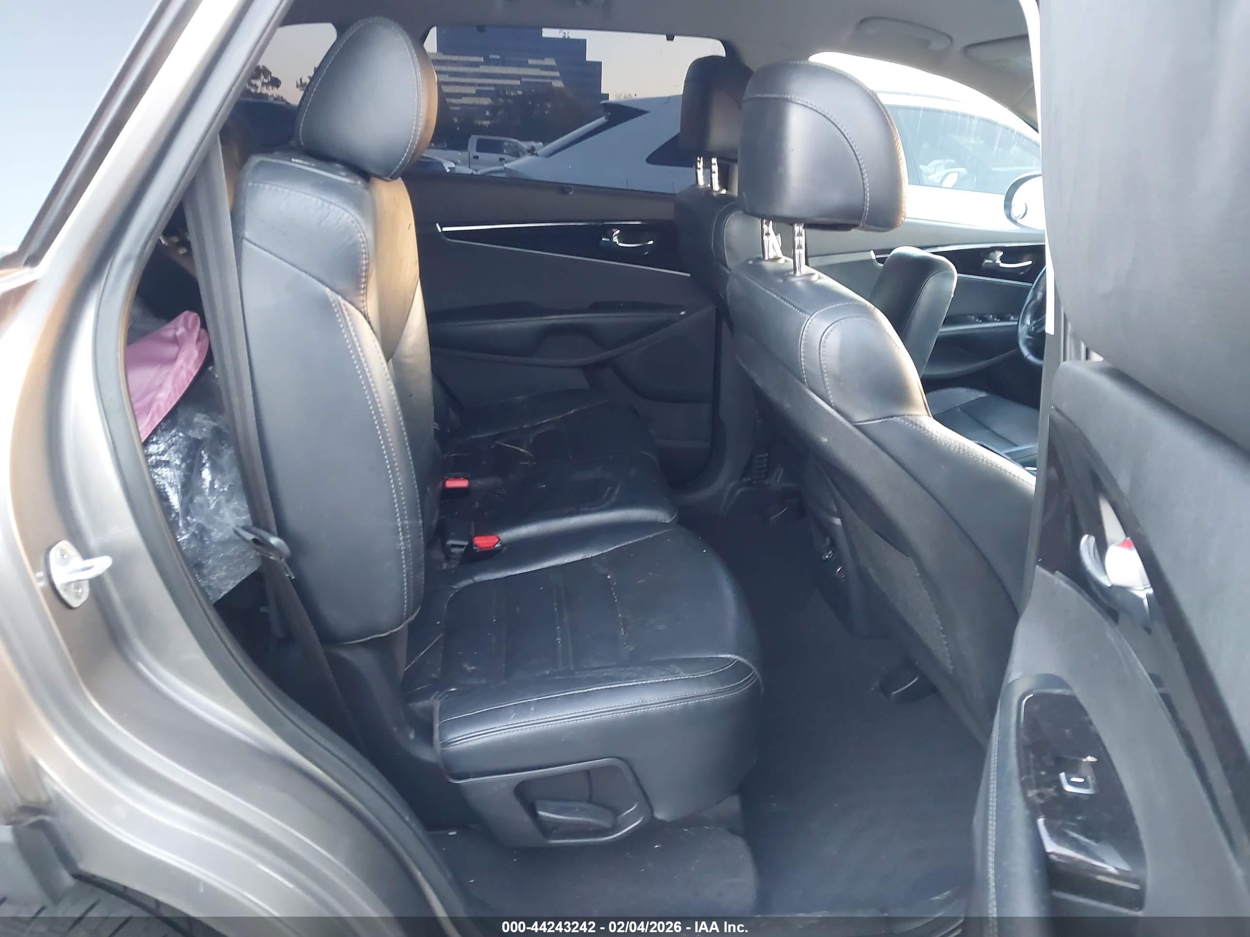 KIA SORENTO image 8