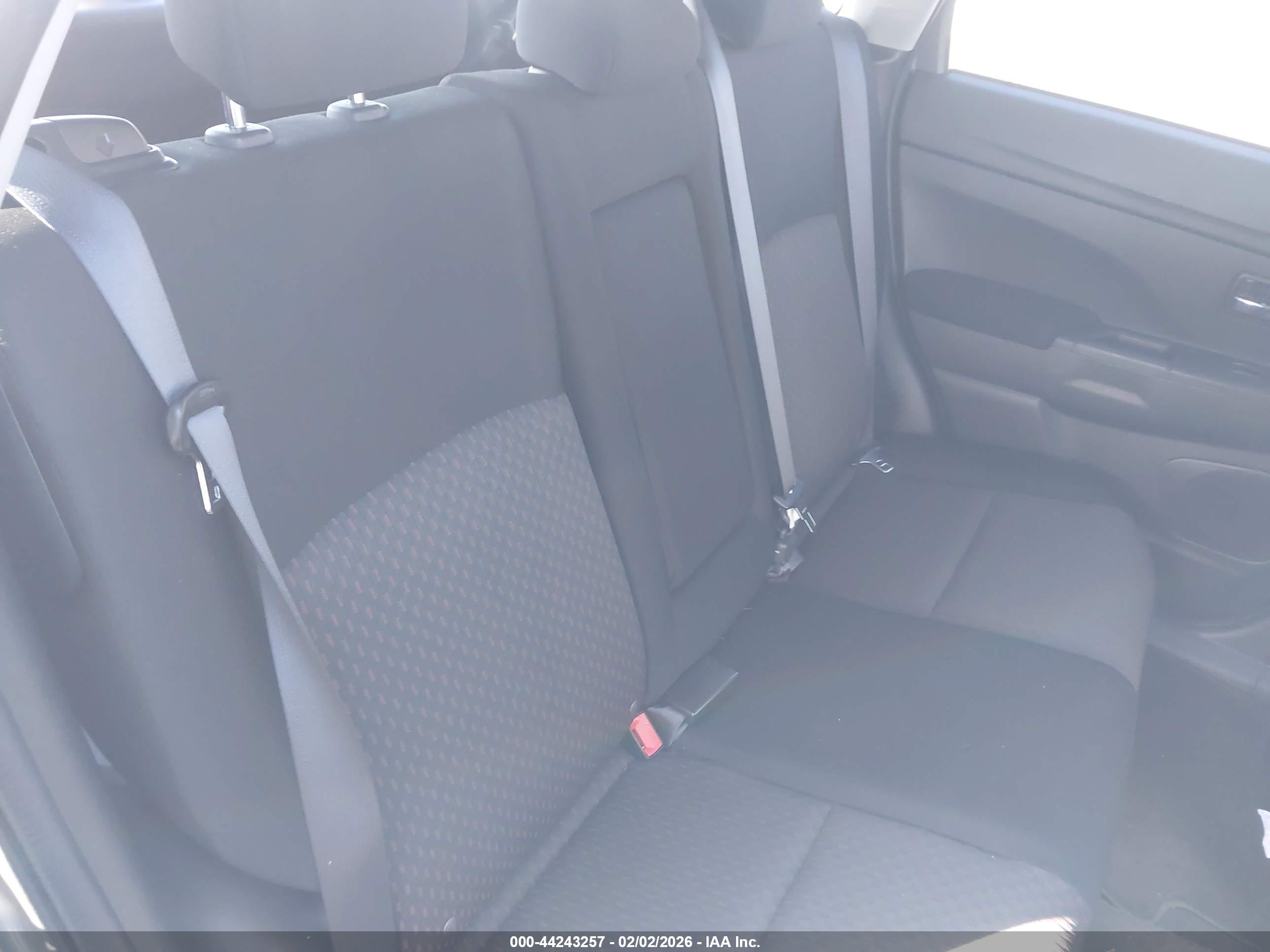 MITSUBISHI OUTLANDER image 8