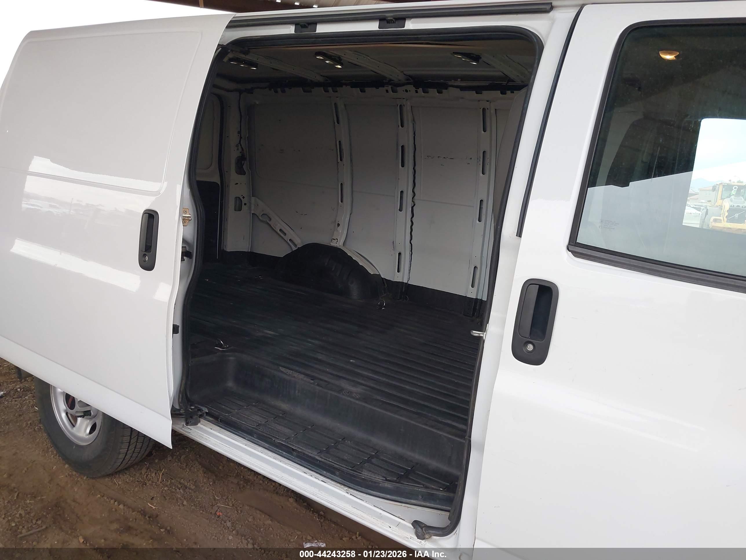 GMC SAVANA image 8