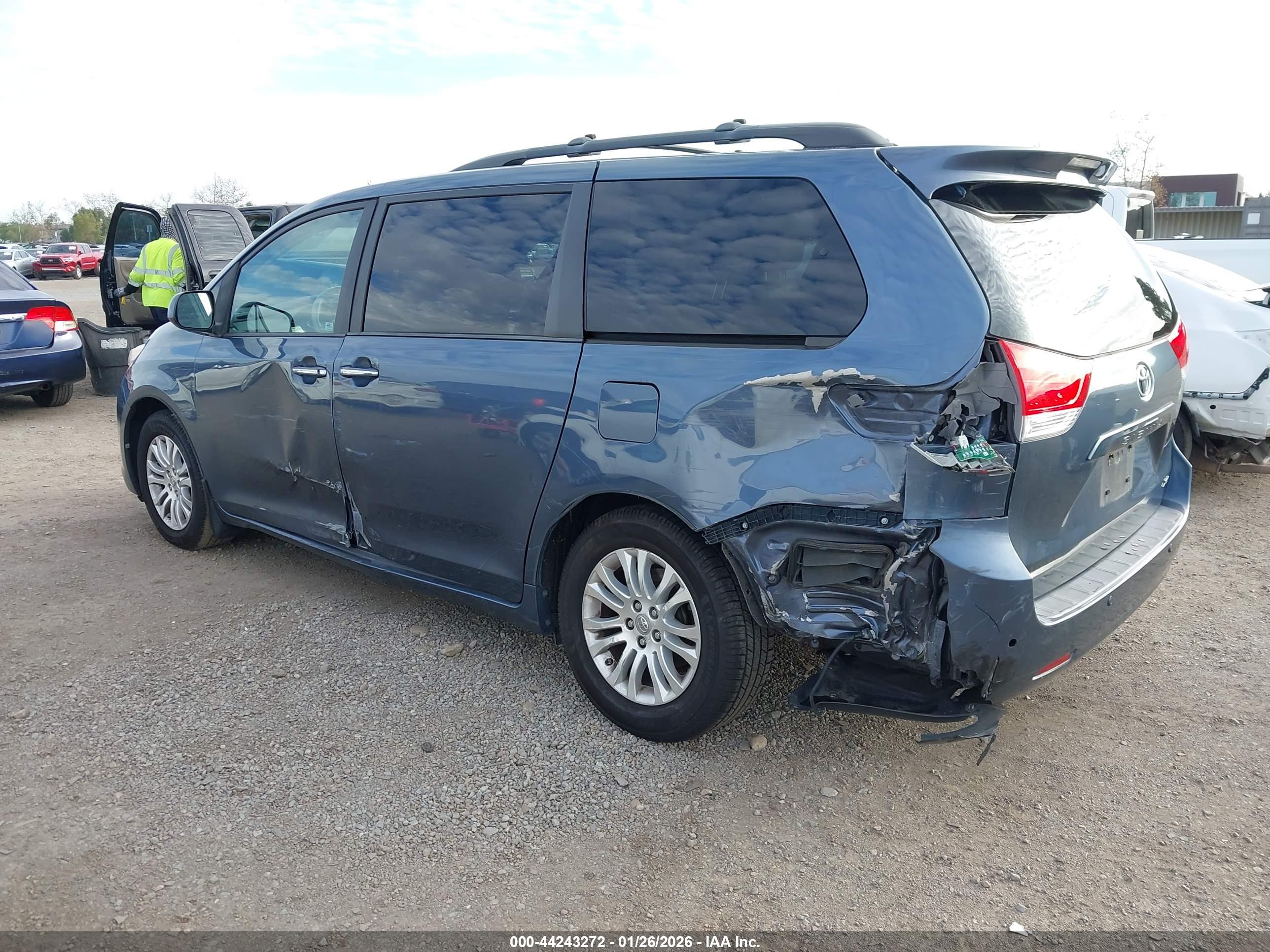 TOYOTA SIENNA image 3