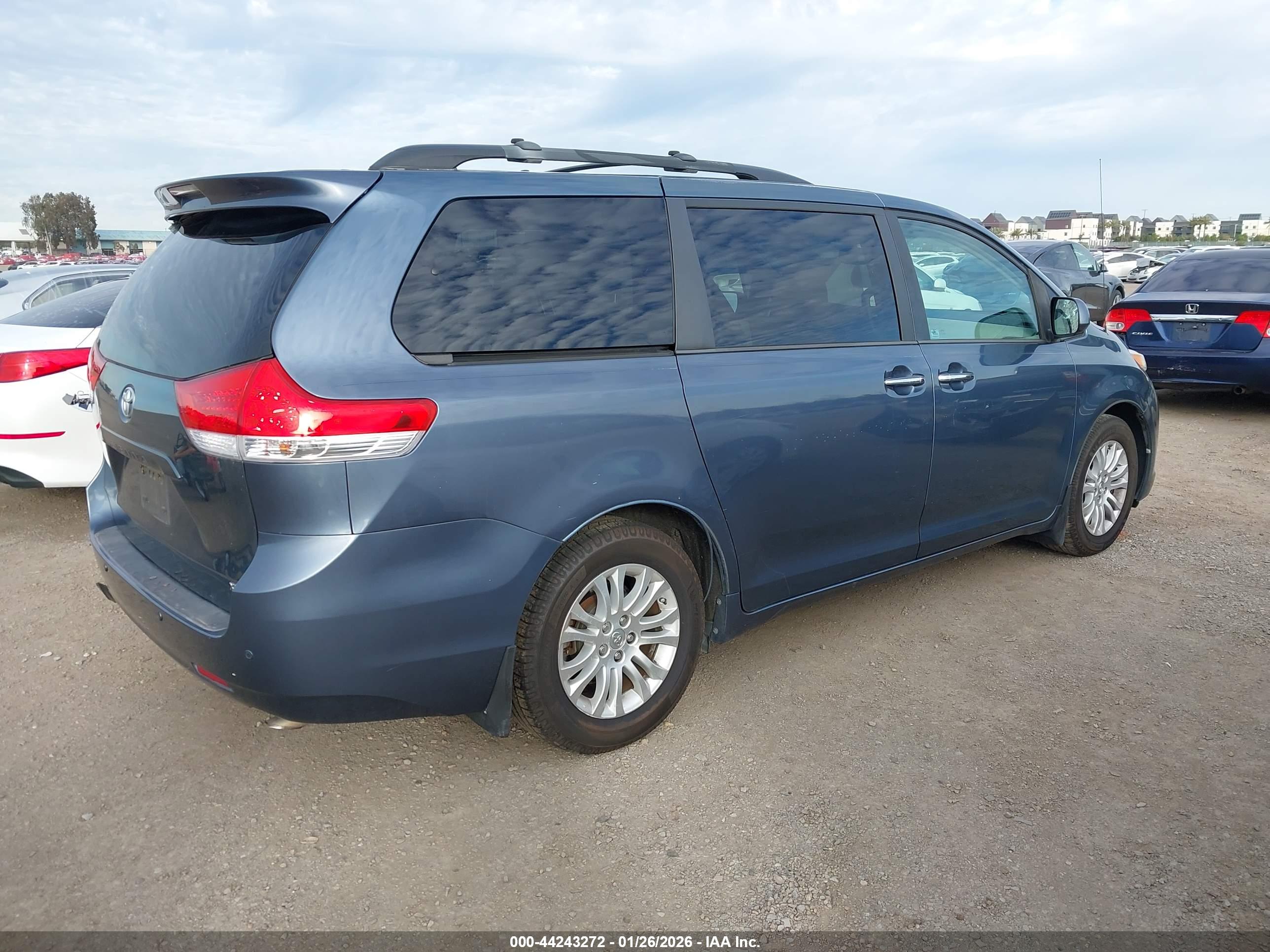 TOYOTA SIENNA image 4