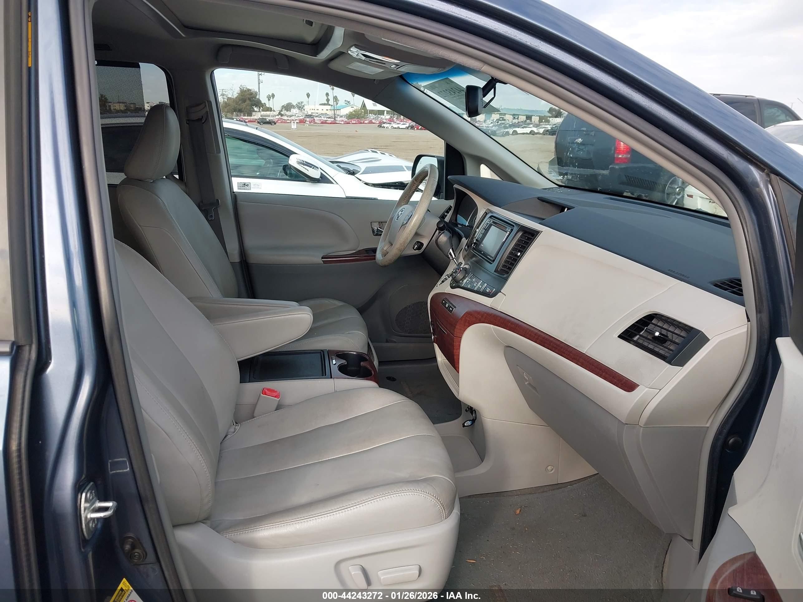 TOYOTA SIENNA image 5
