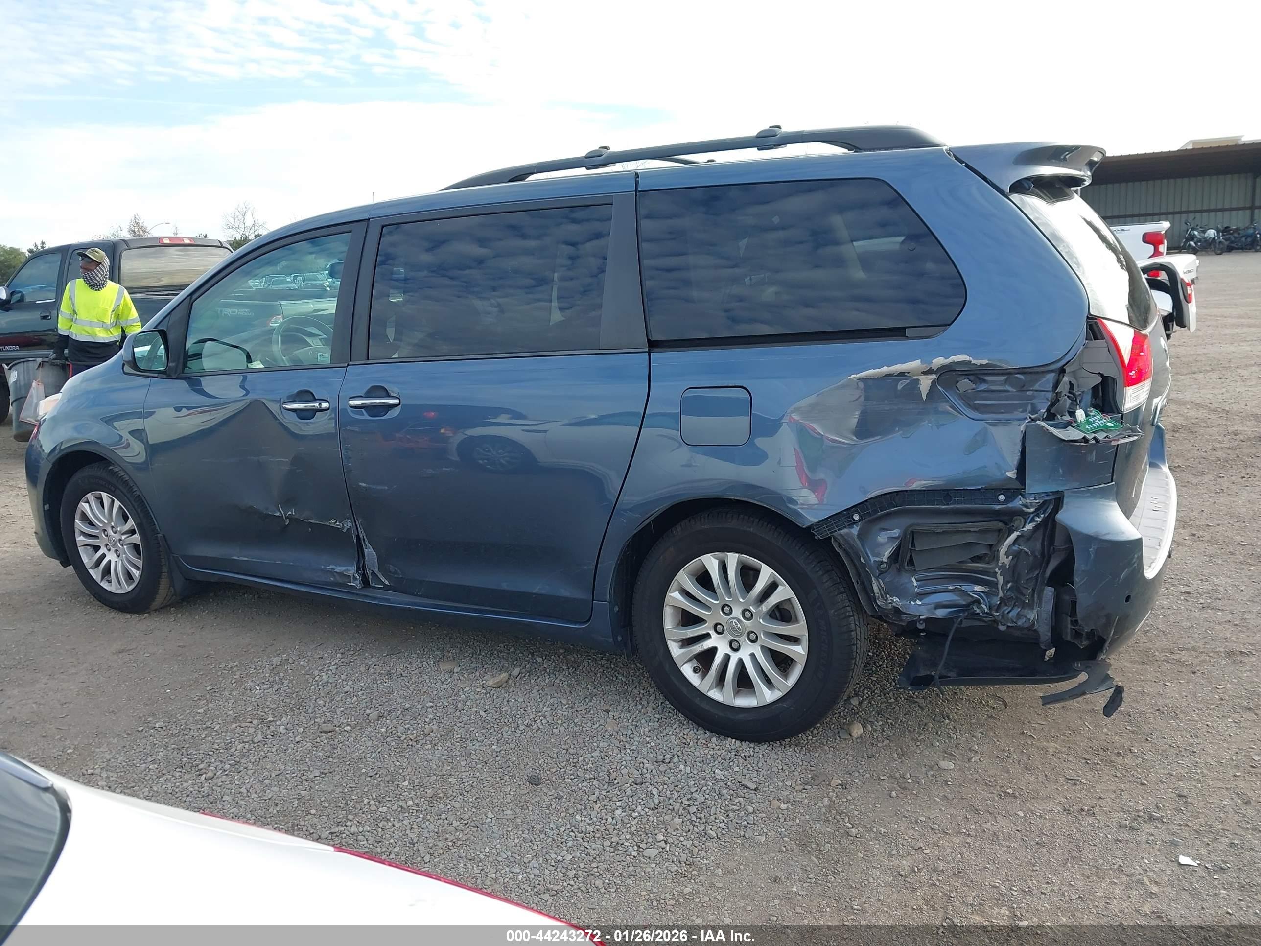 TOYOTA SIENNA image 6