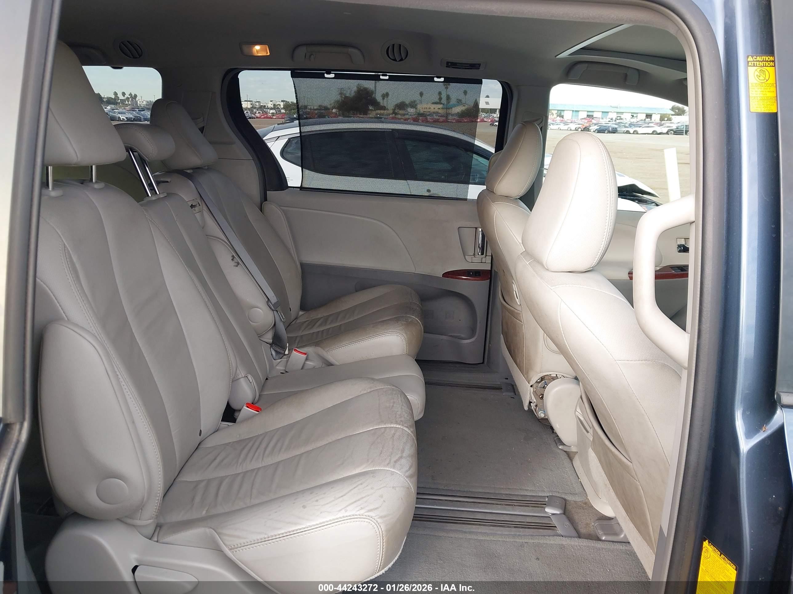 TOYOTA SIENNA image 8