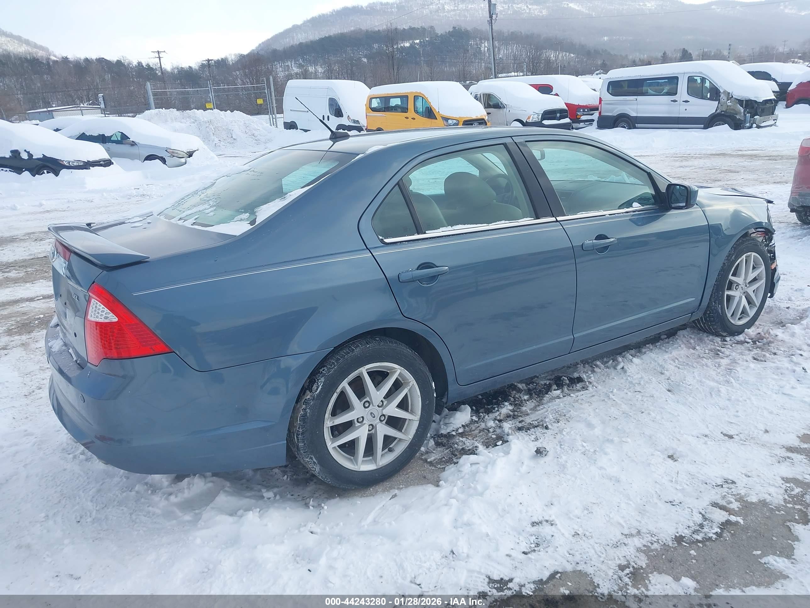FORD FUSION image 4