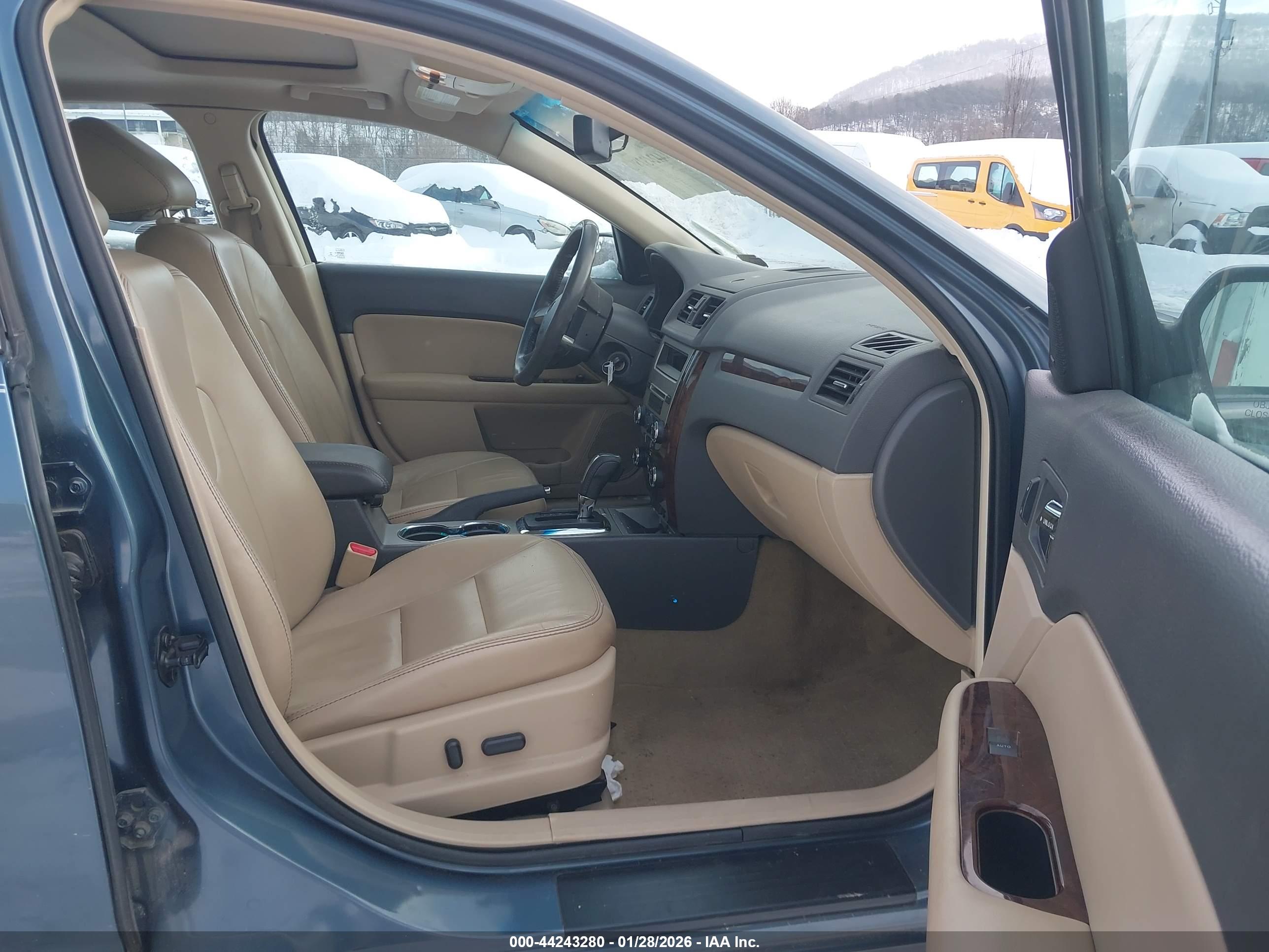 FORD FUSION image 5