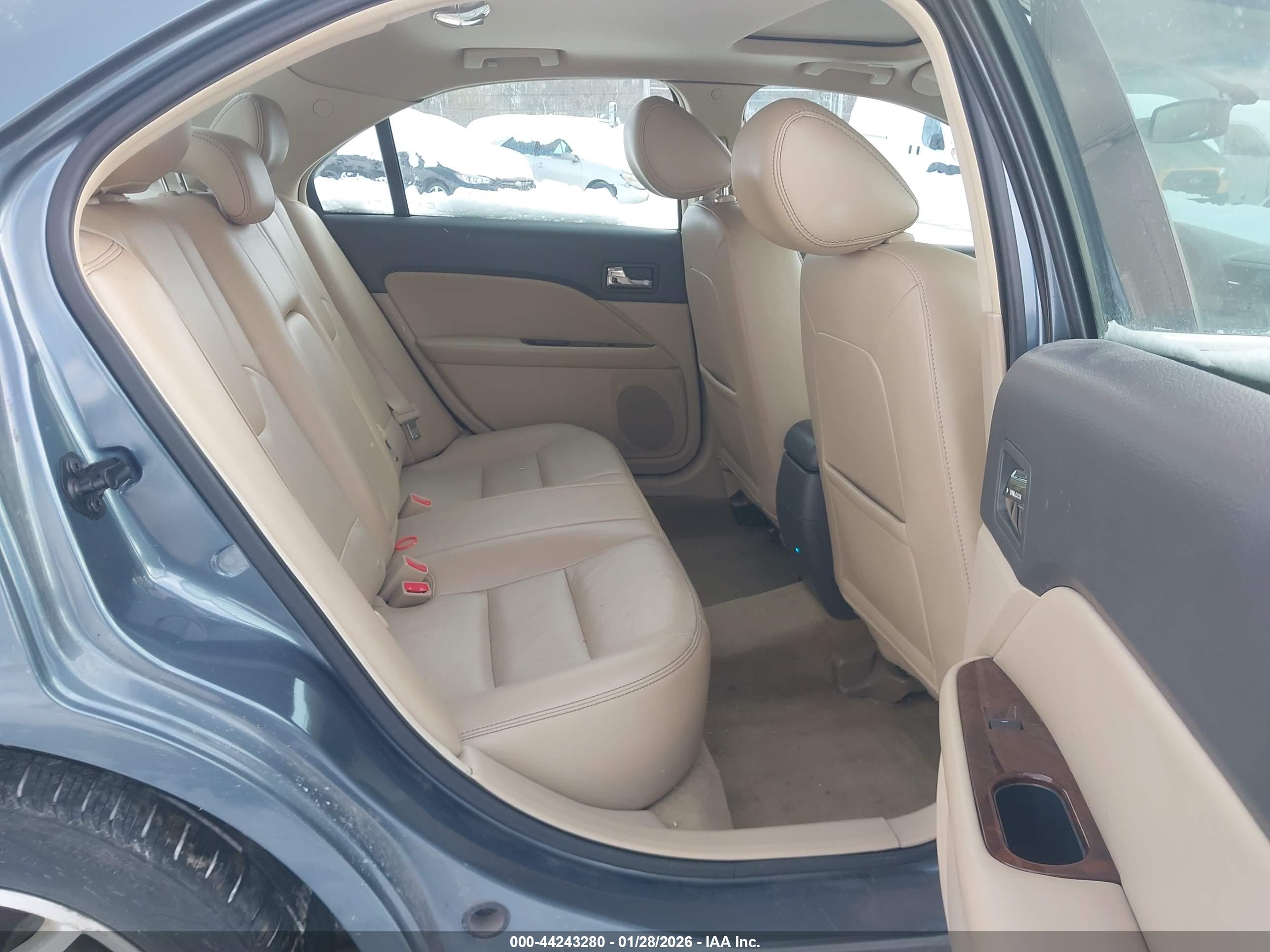 FORD FUSION image 8
