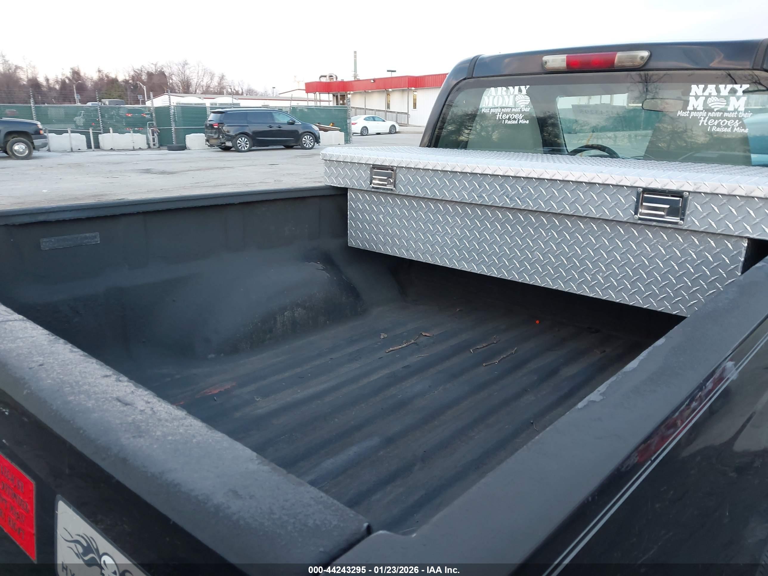 CHEVROLET COLORADO image 8