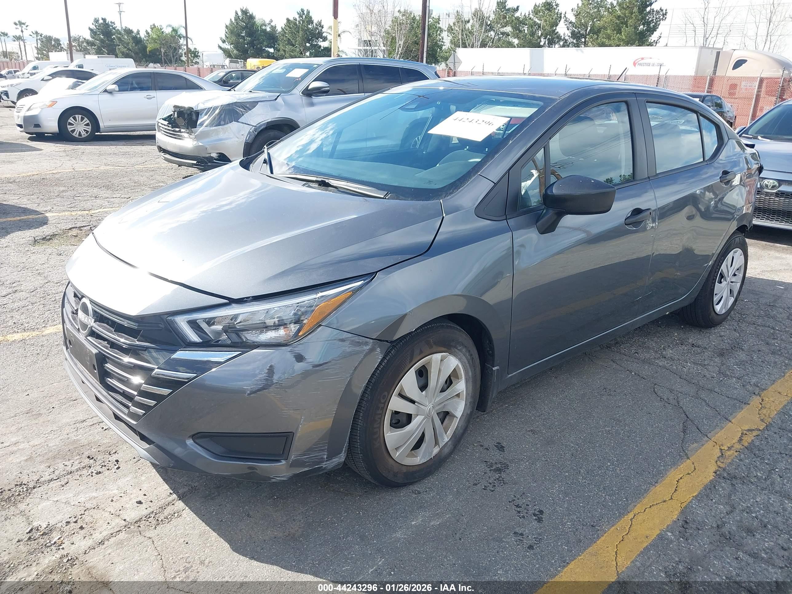 NISSAN VERSA image 2