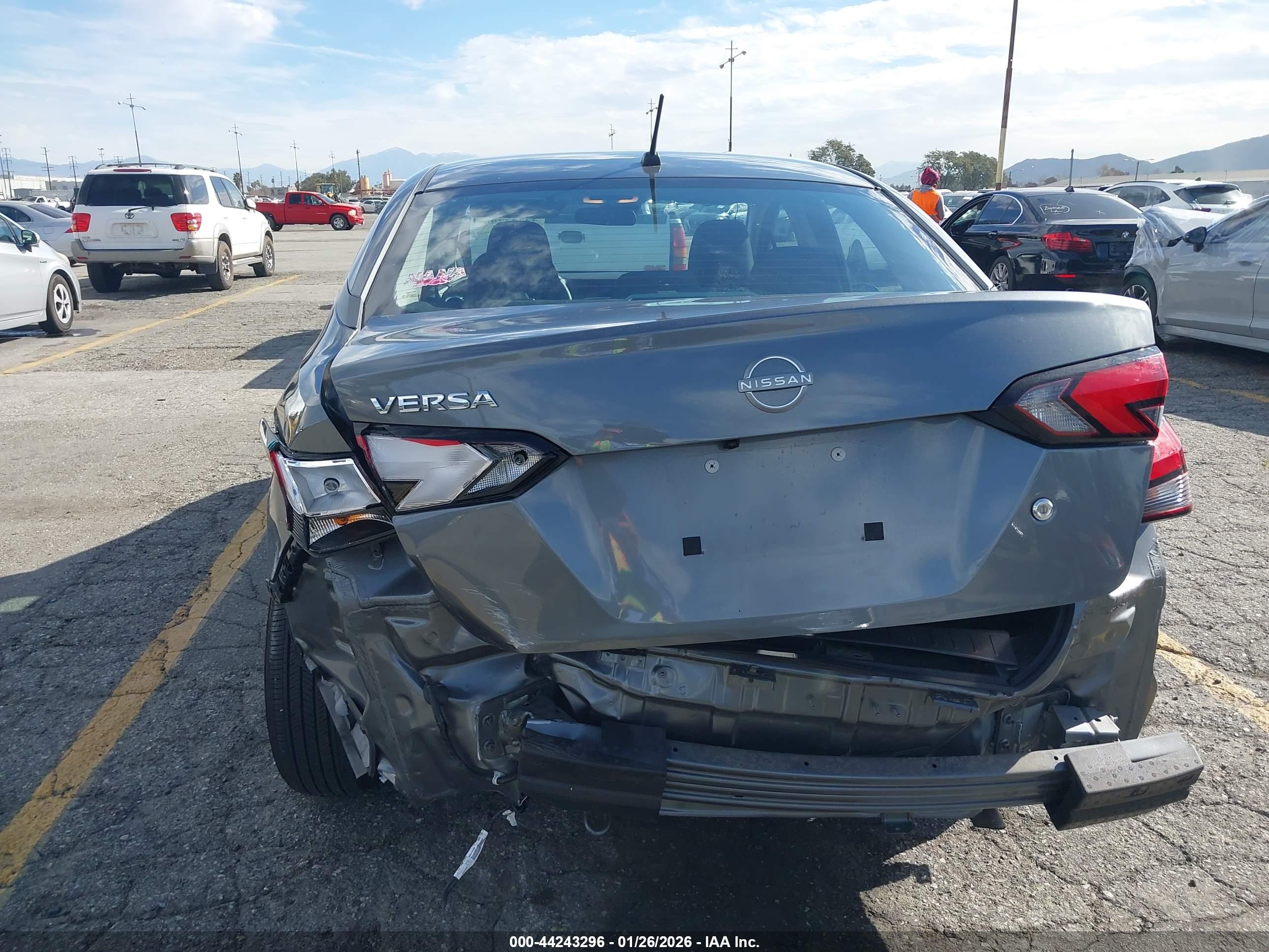 NISSAN VERSA image 6