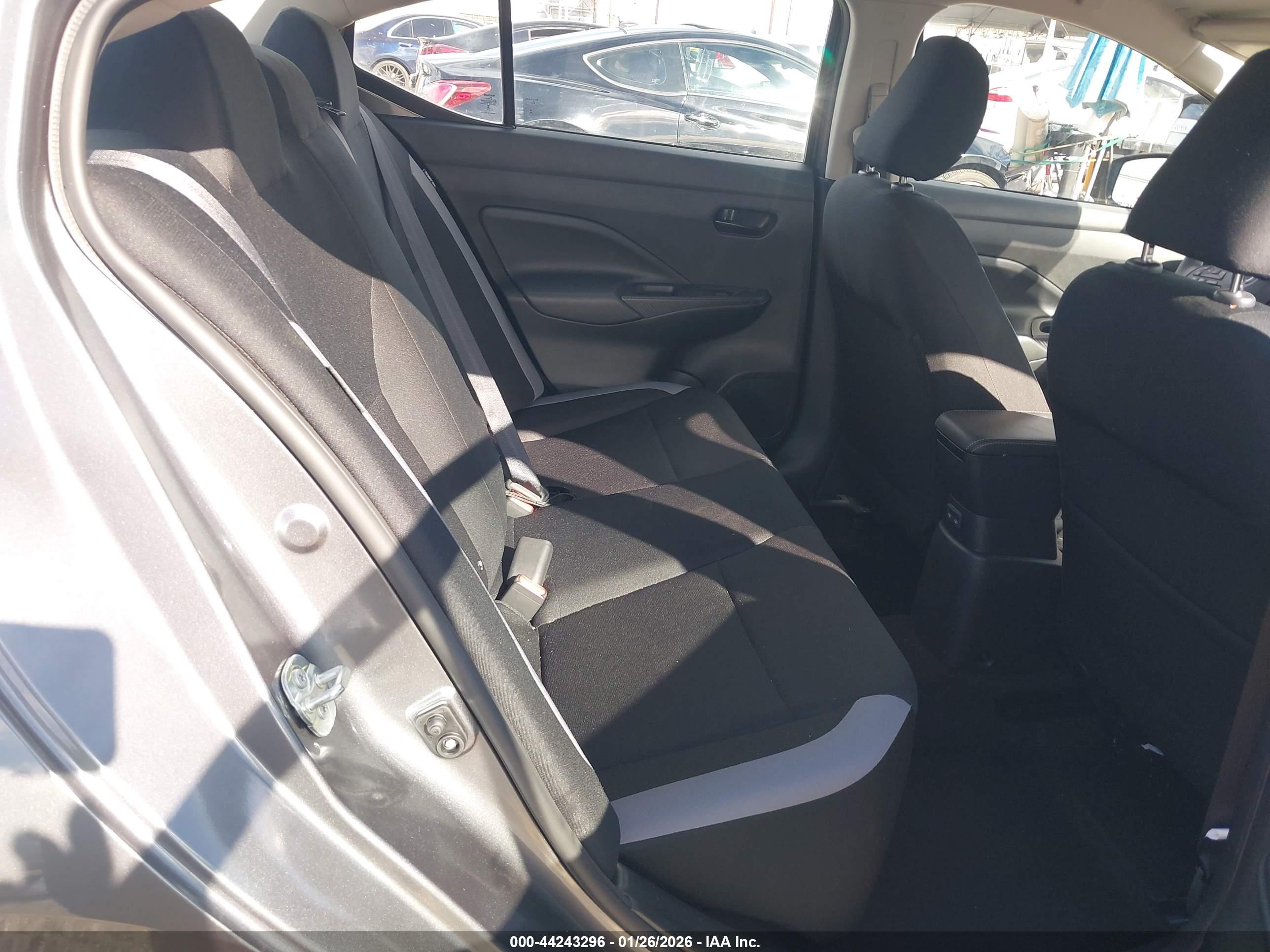 NISSAN VERSA image 8