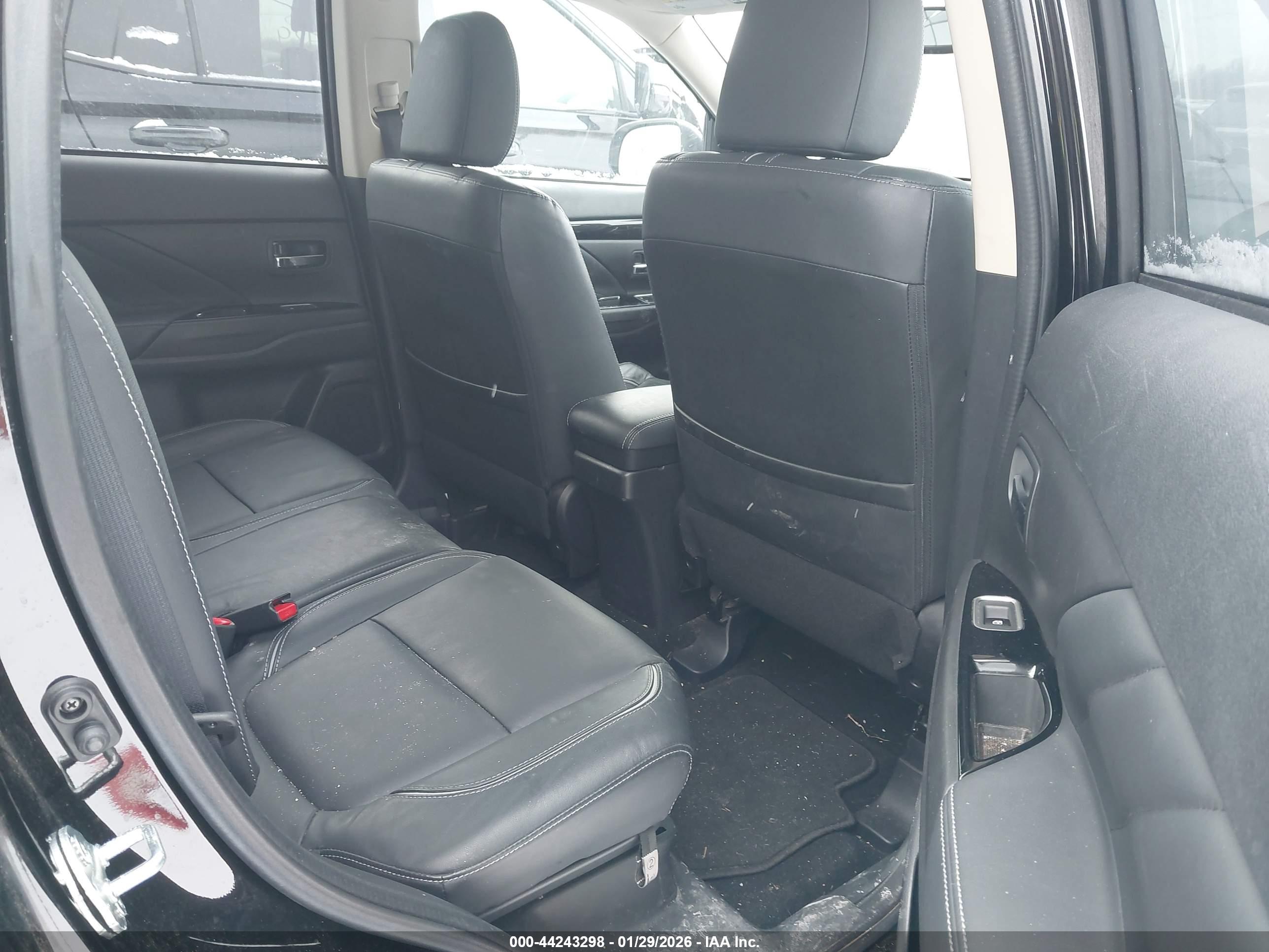 MITSUBISHI OUTLANDER image 8