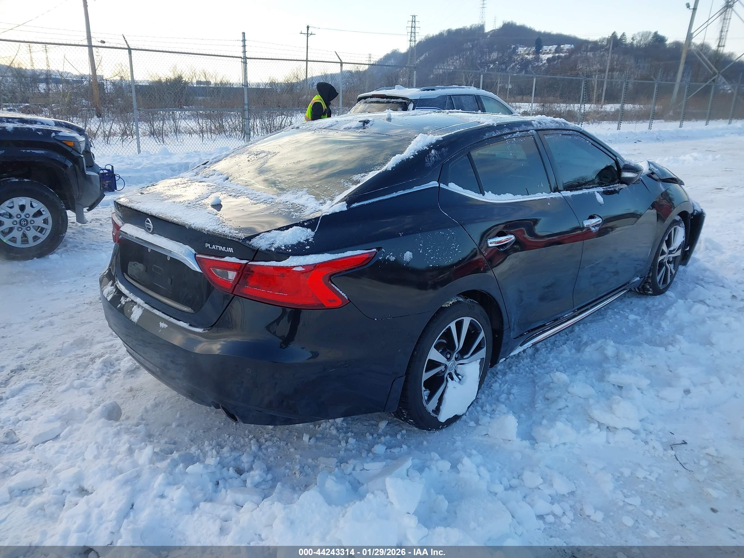 NISSAN MAXIMA image 4