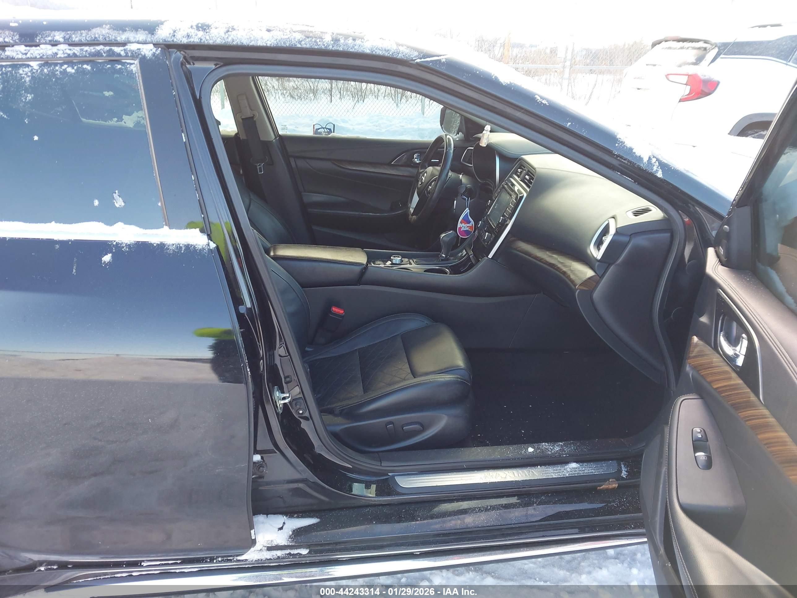 NISSAN MAXIMA image 5