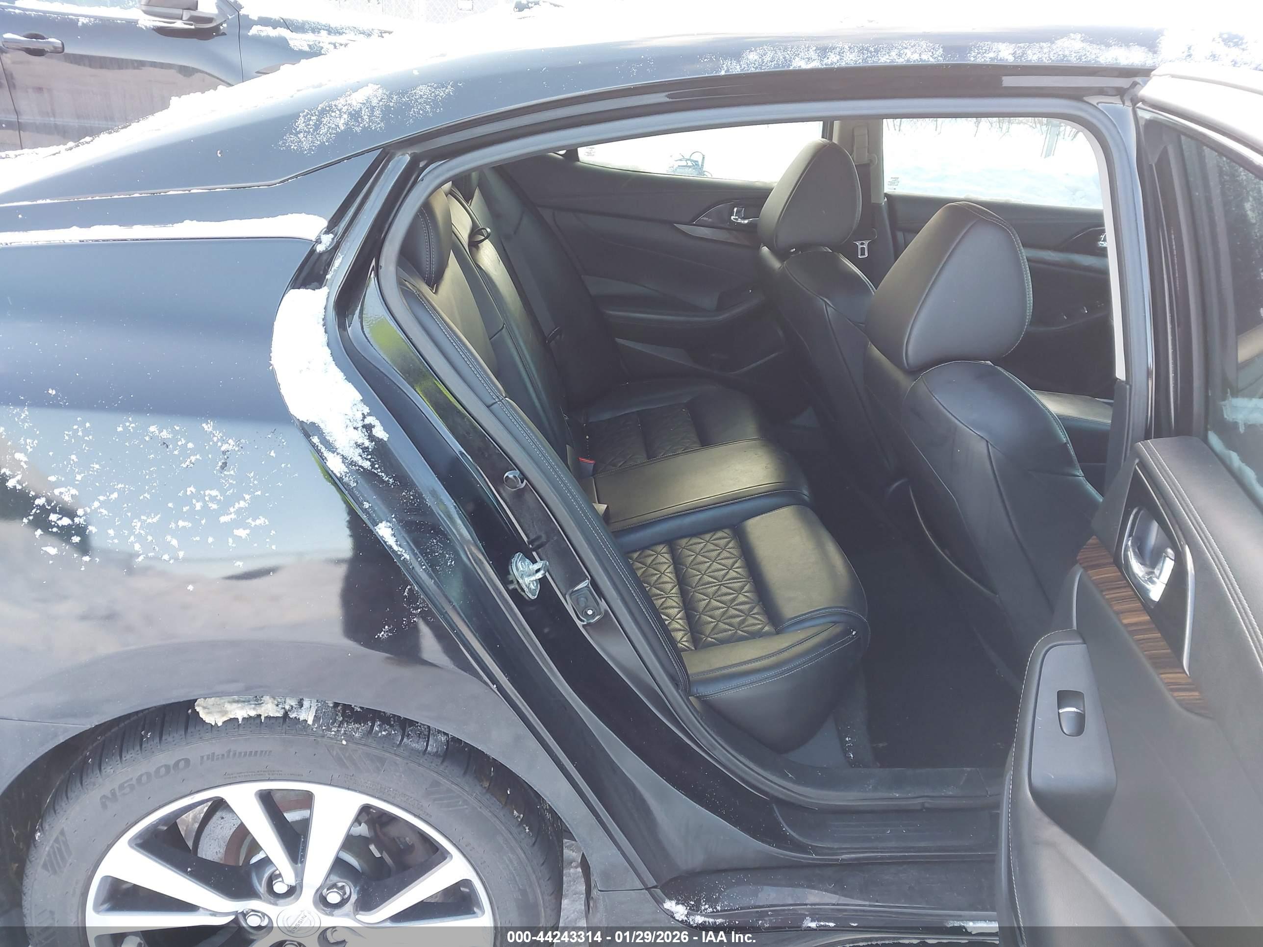 NISSAN MAXIMA image 8