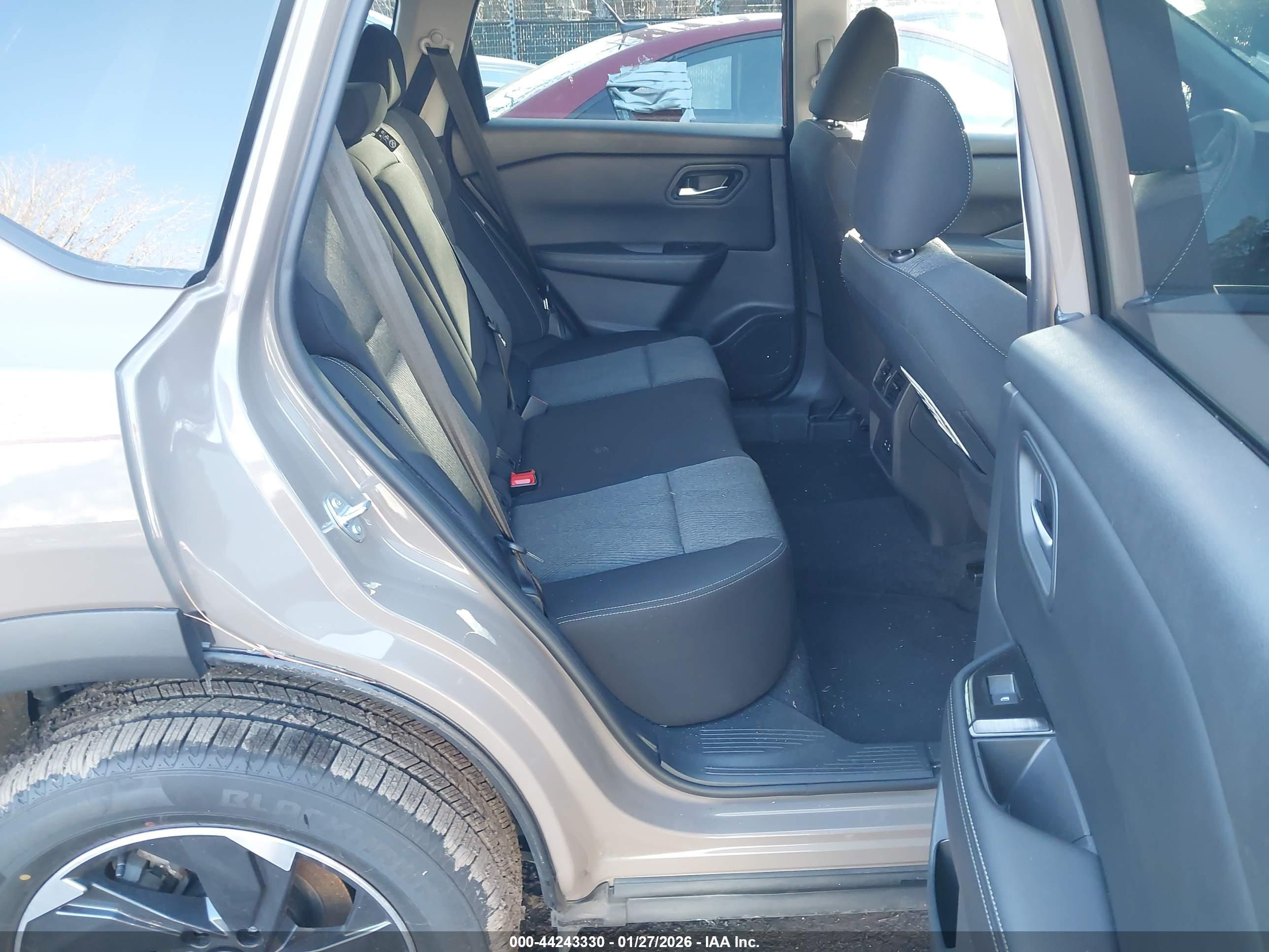 NISSAN ROGUE image 8