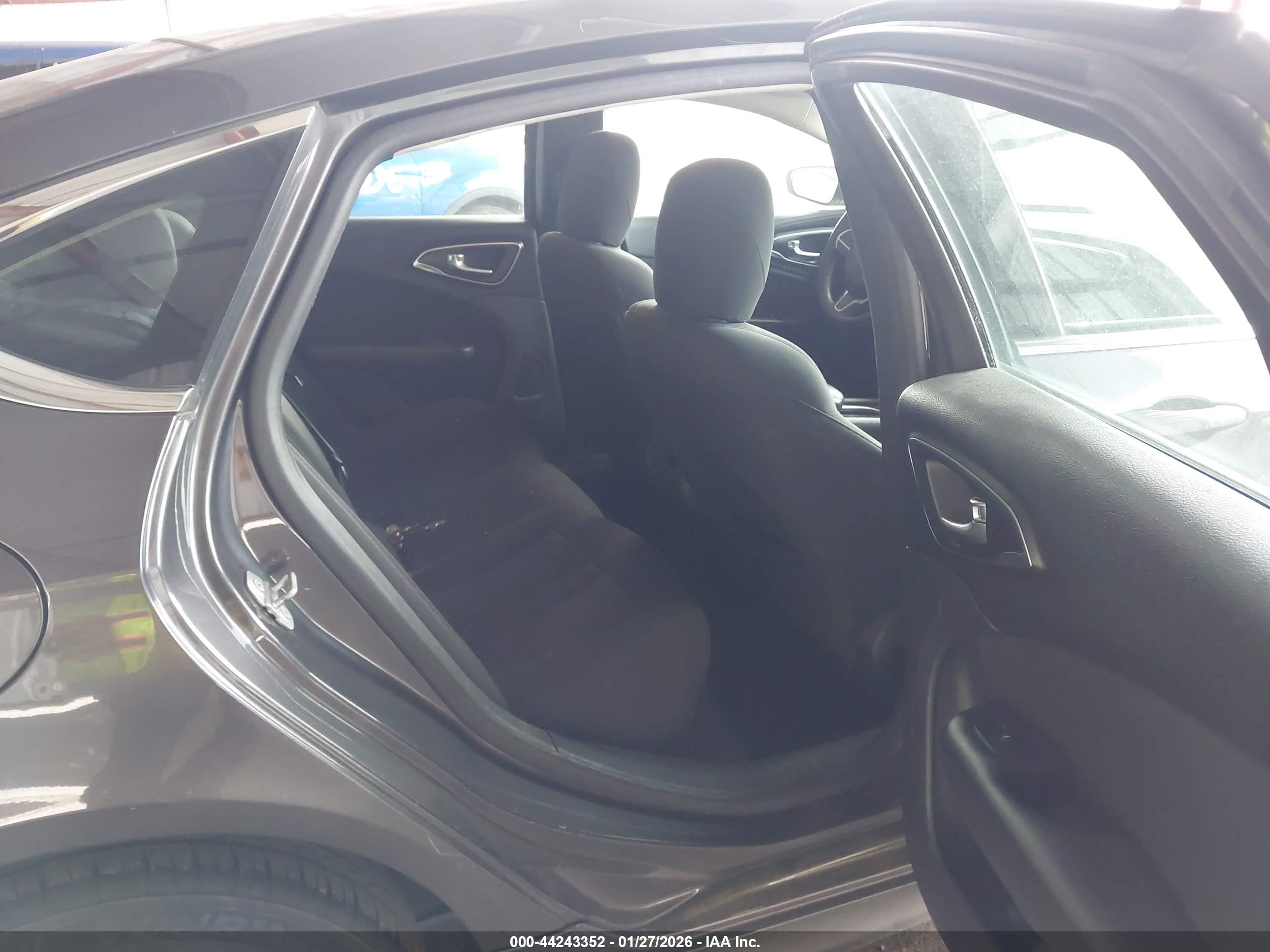 CHRYSLER 200 image 8