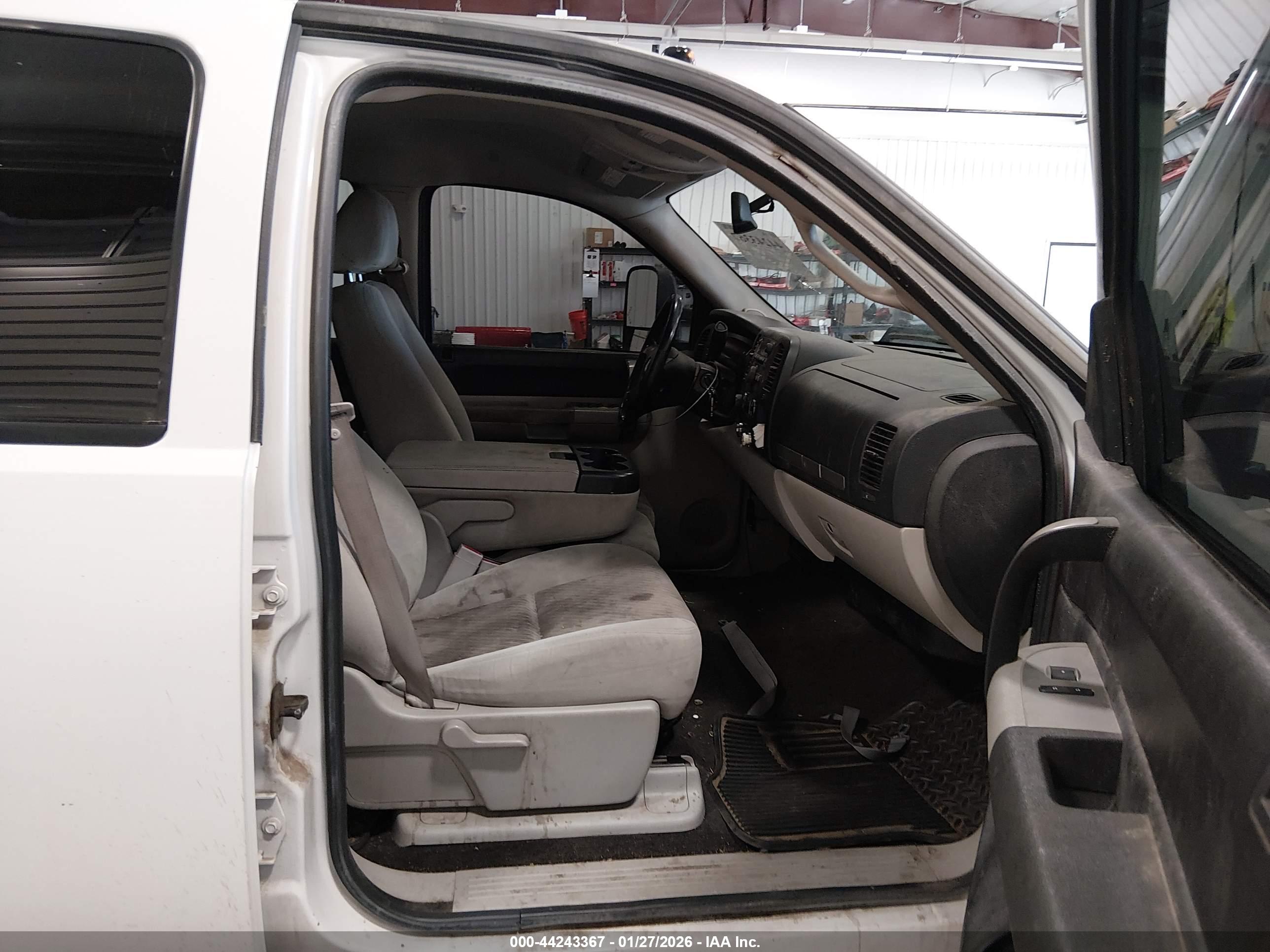 CHEVROLET SILVERADO image 5