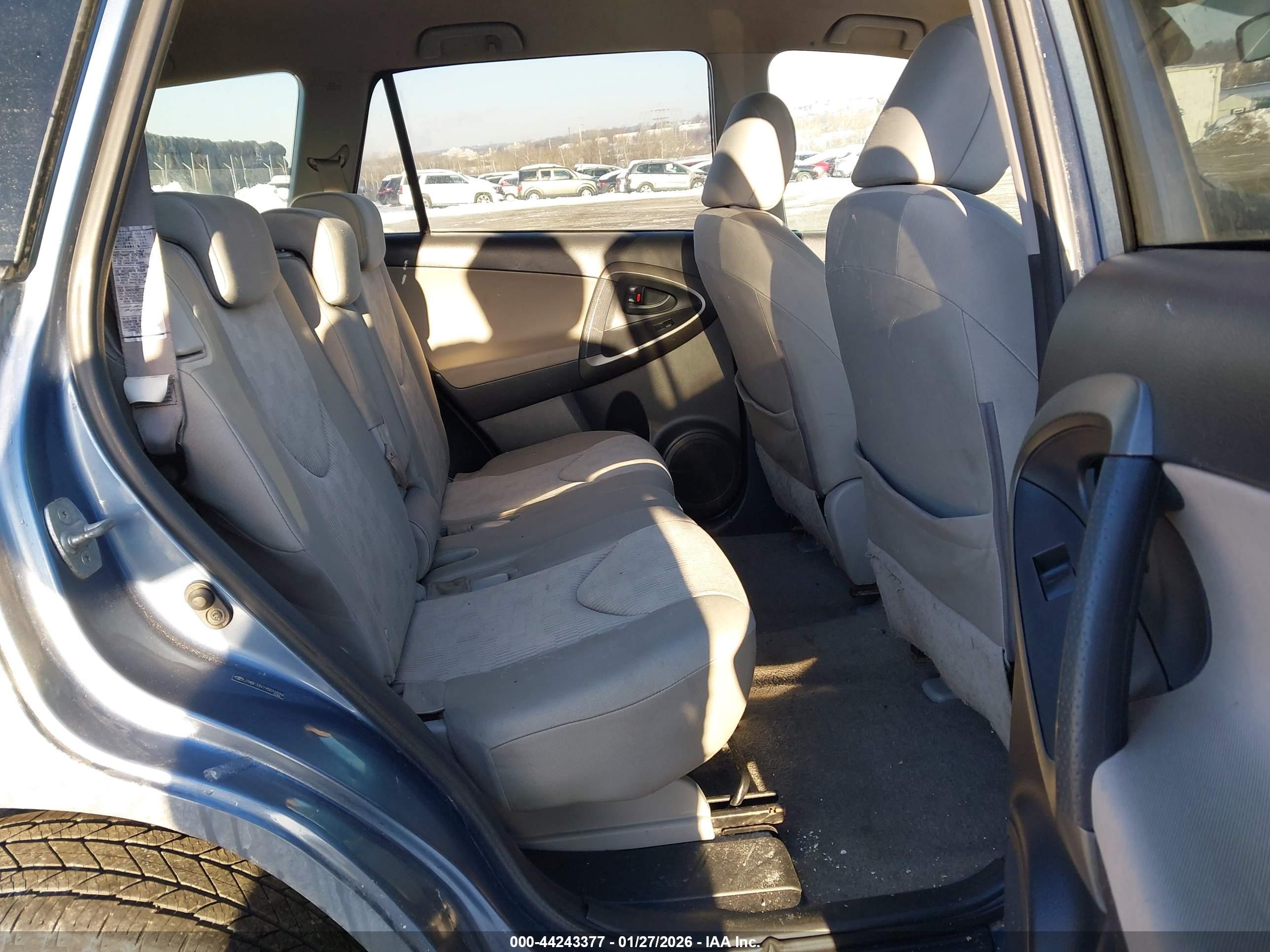 TOYOTA RAV4 image 8