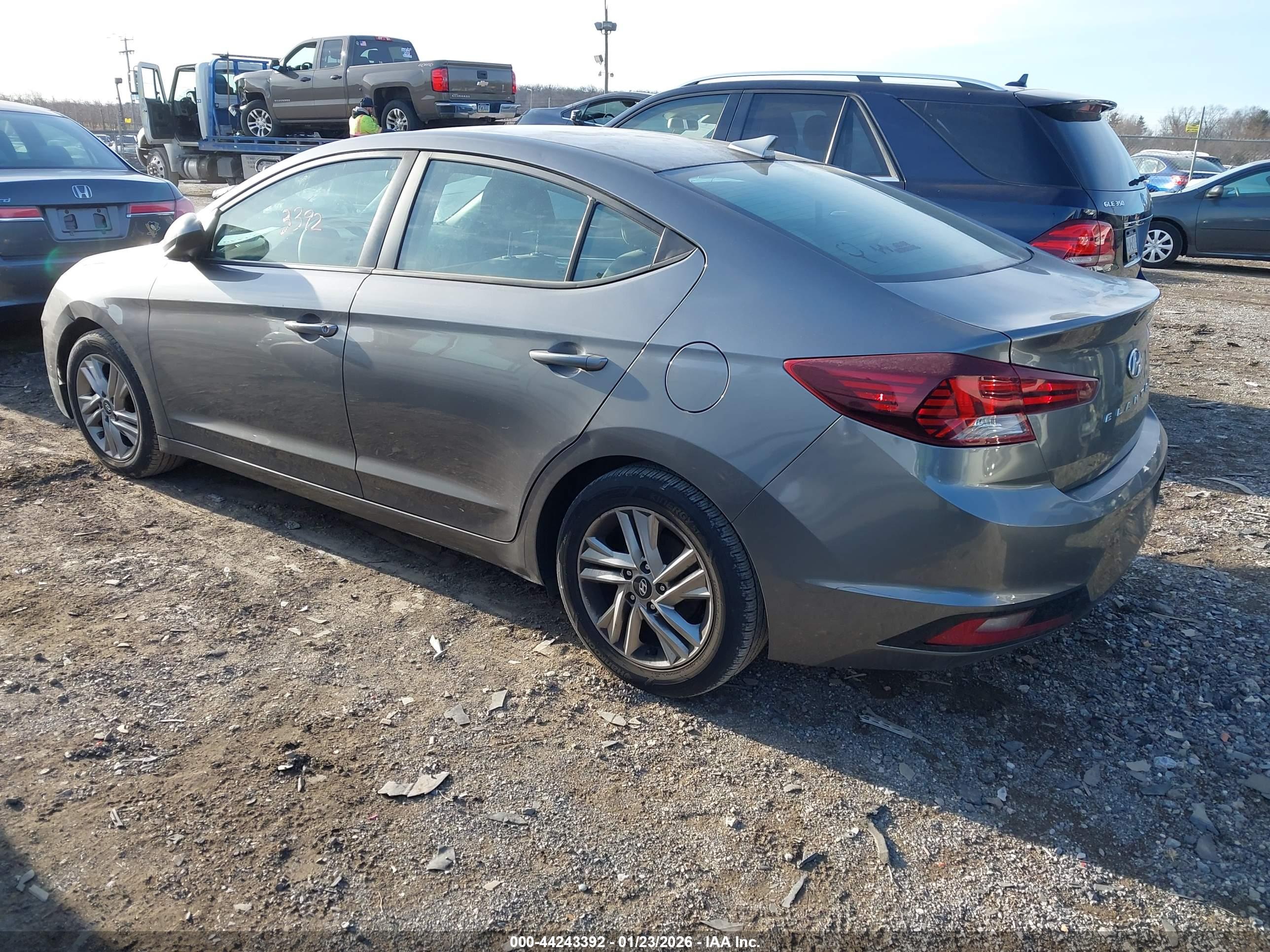 HYUNDAI ELANTRA image 3