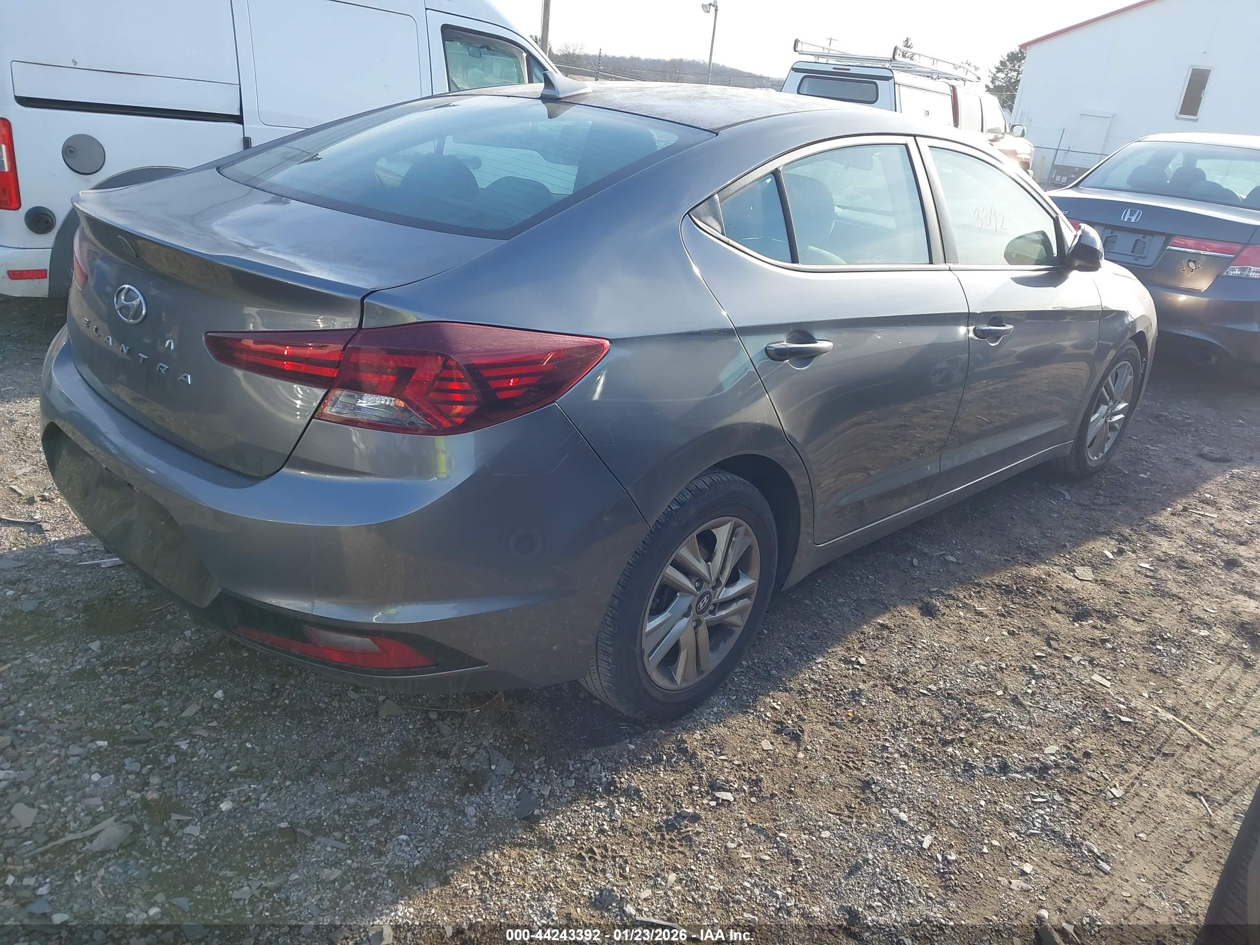 HYUNDAI ELANTRA image 4