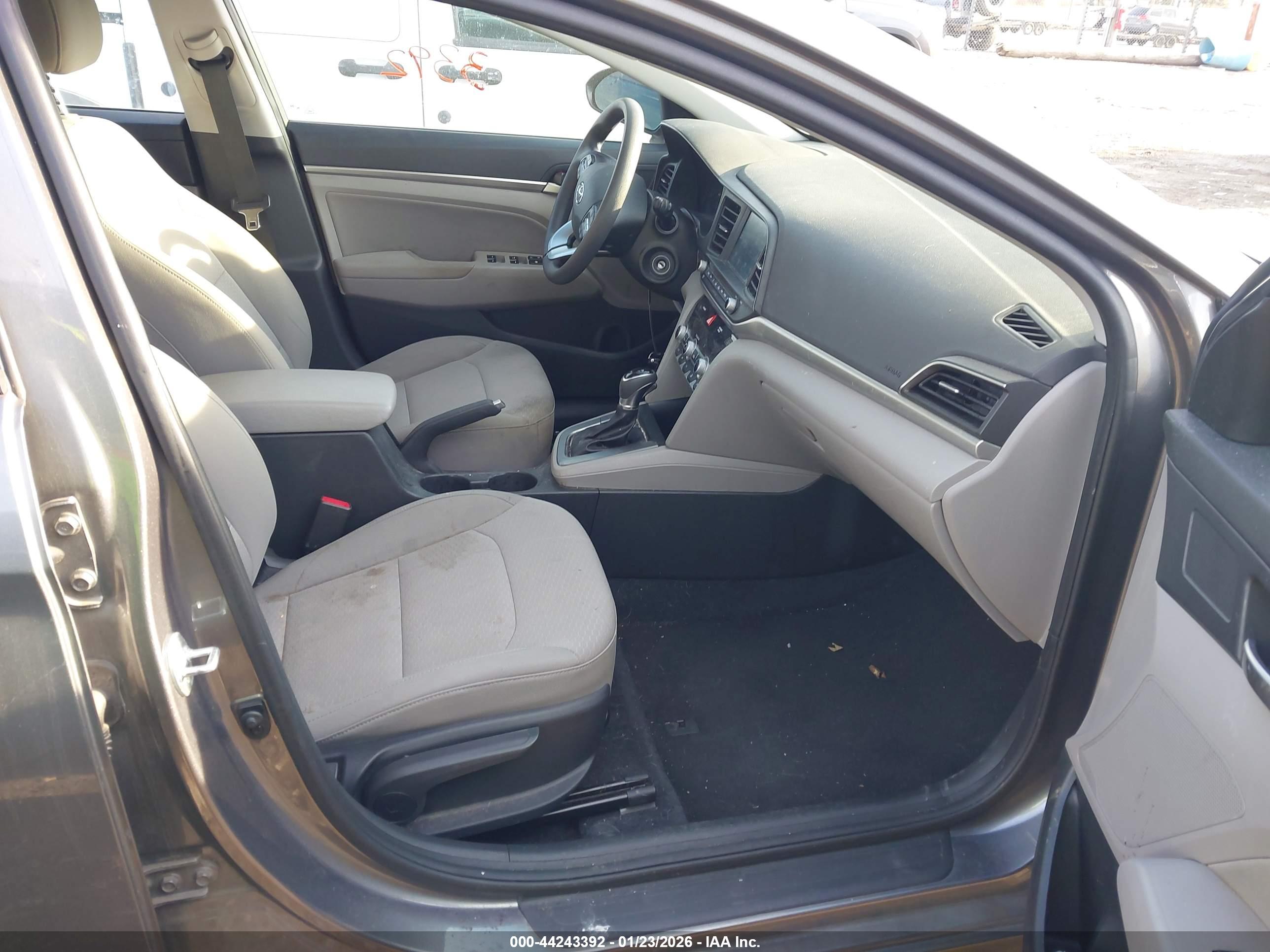 HYUNDAI ELANTRA image 5