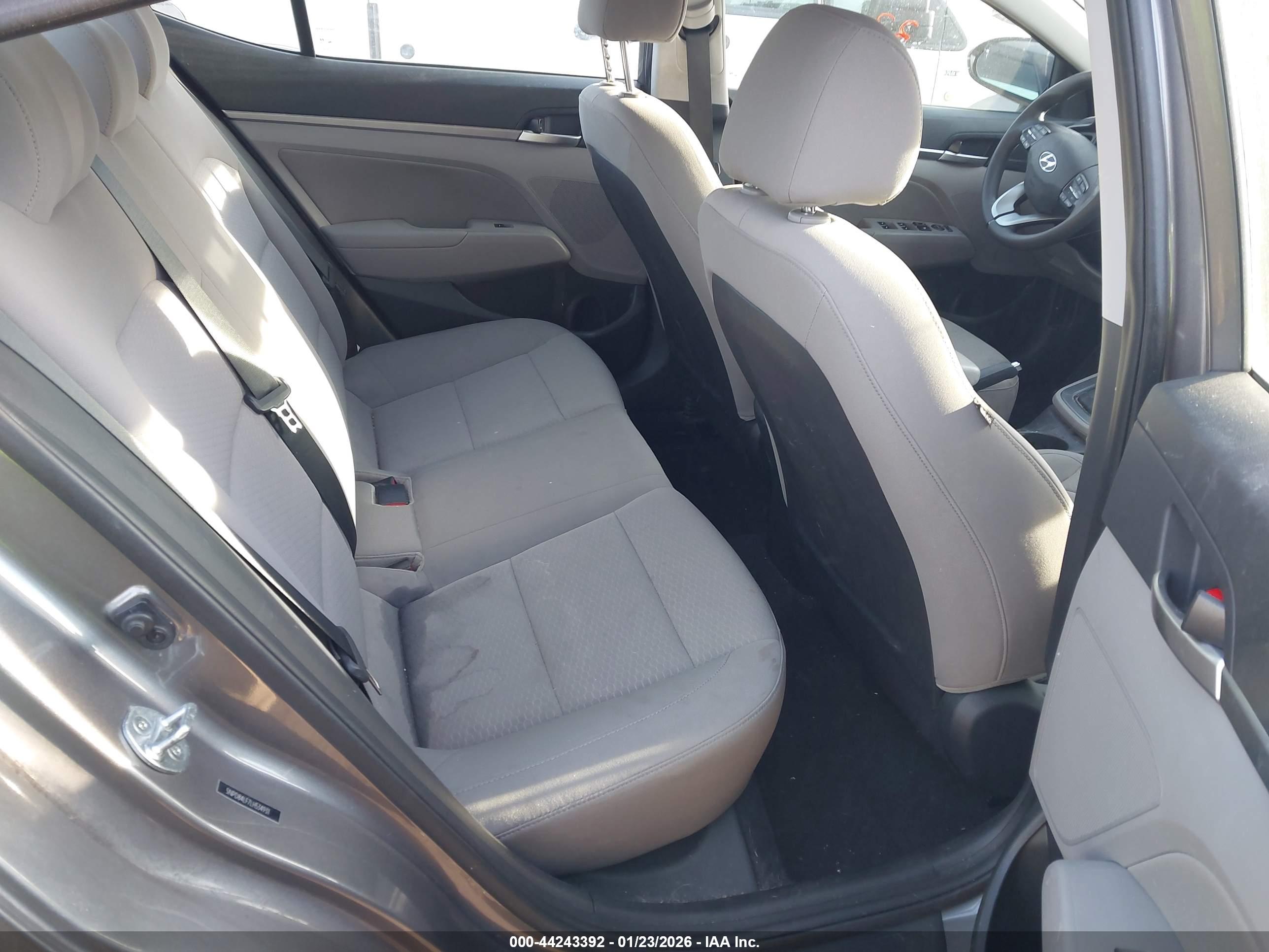 HYUNDAI ELANTRA image 8