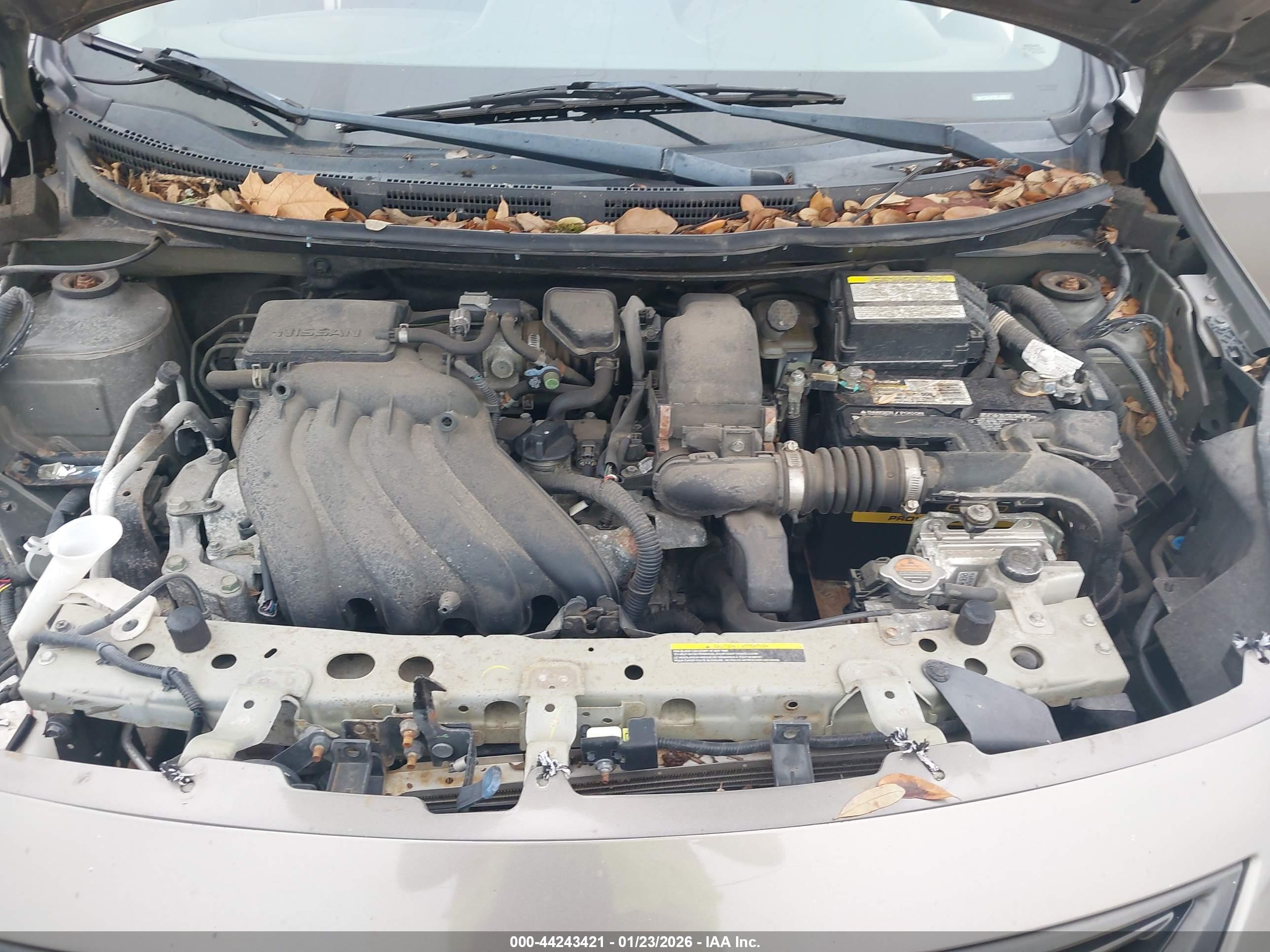 NISSAN VERSA image 10