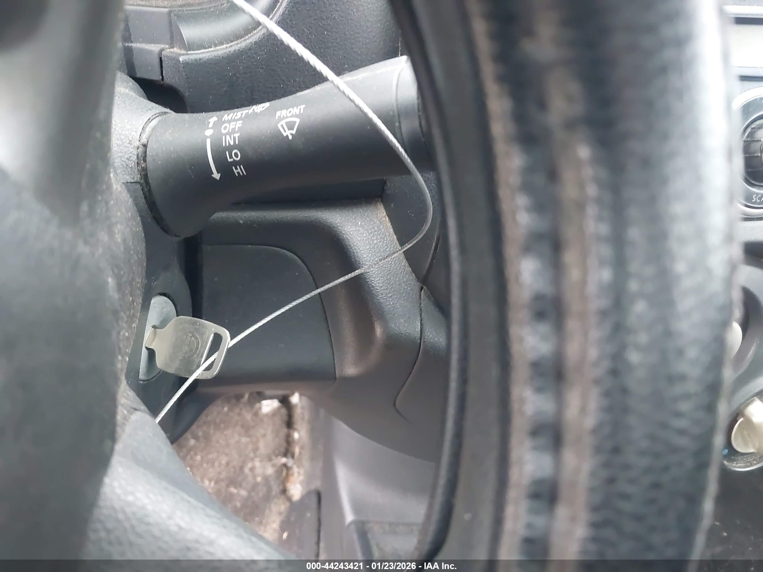 NISSAN VERSA image 11