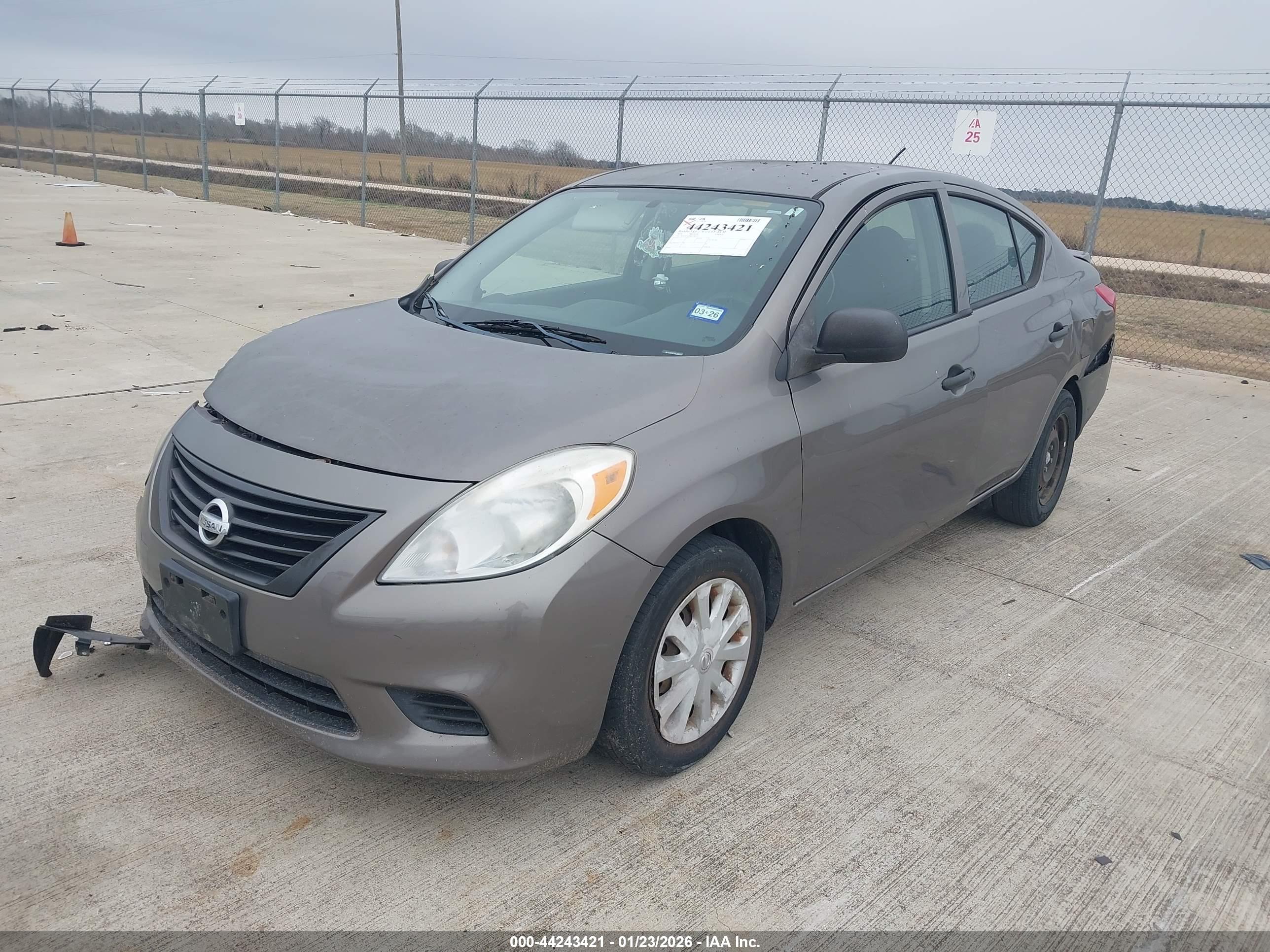 NISSAN VERSA image 2