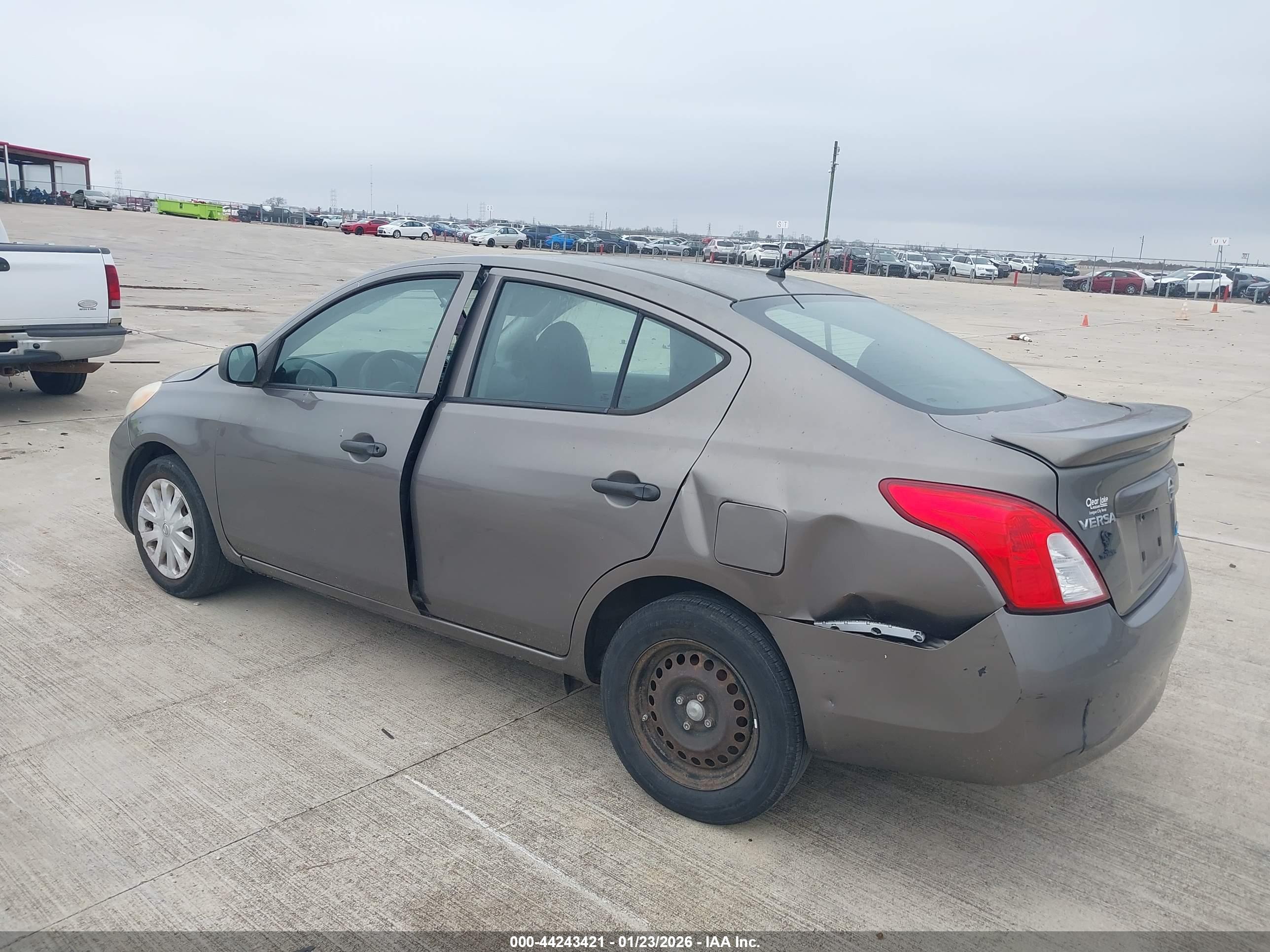 NISSAN VERSA image 3