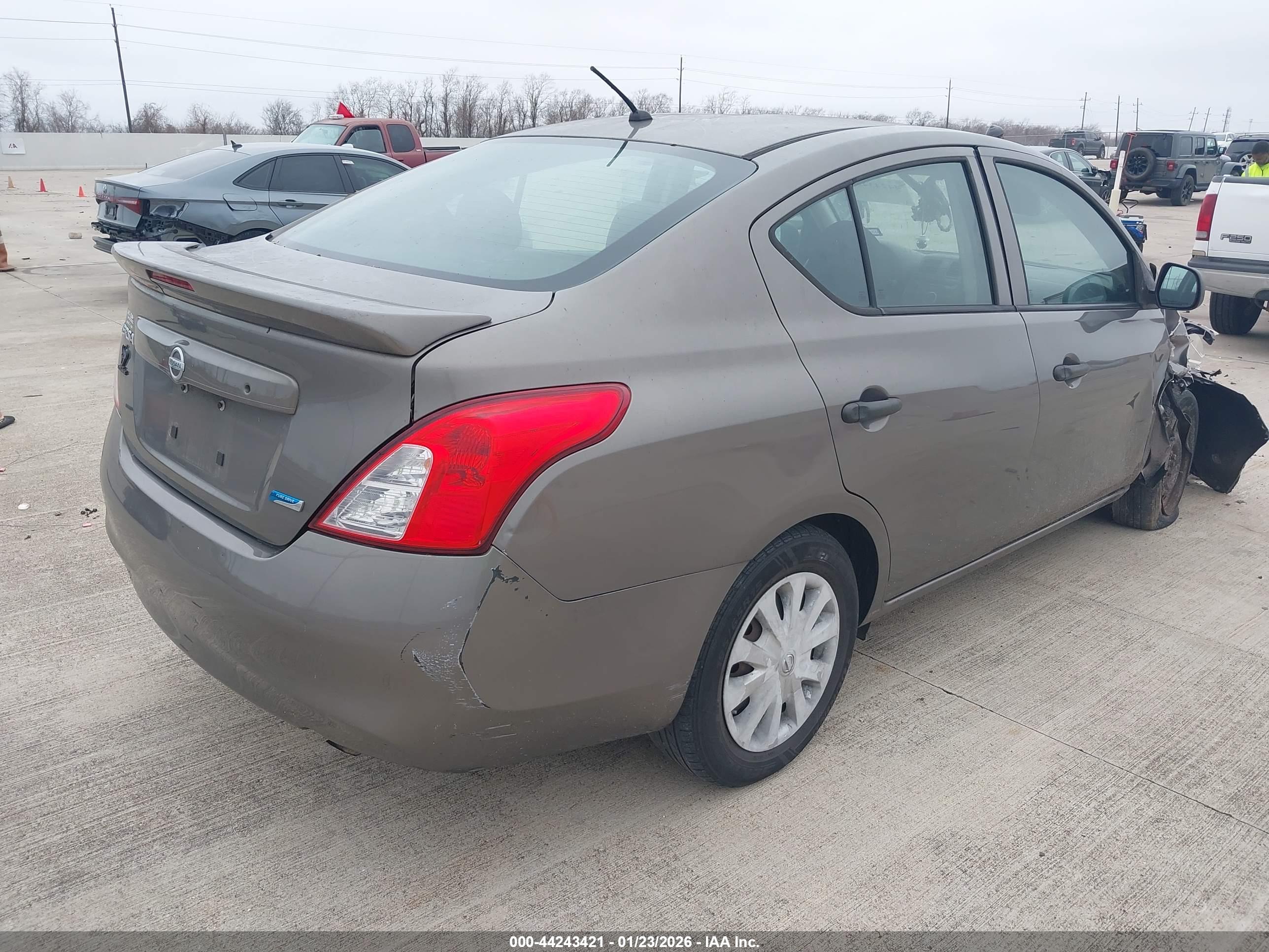 NISSAN VERSA image 4