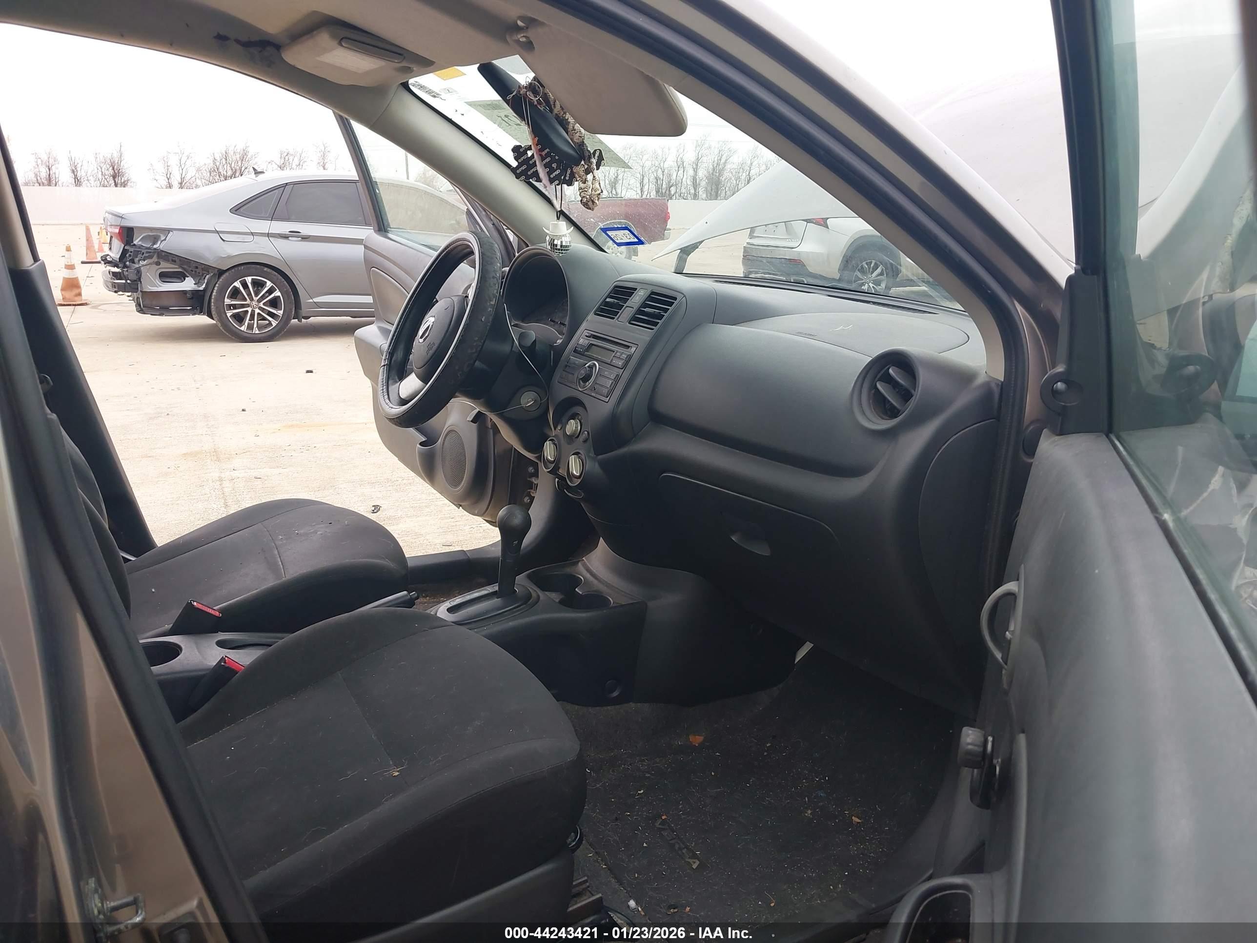 NISSAN VERSA image 5